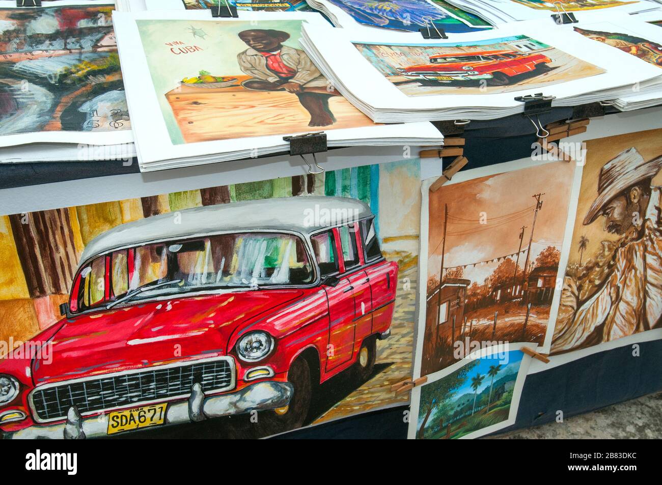Peintures en vente sur le marché, Playa Pesquero, Guardalavaca, Holguin, Cuba Banque D'Images