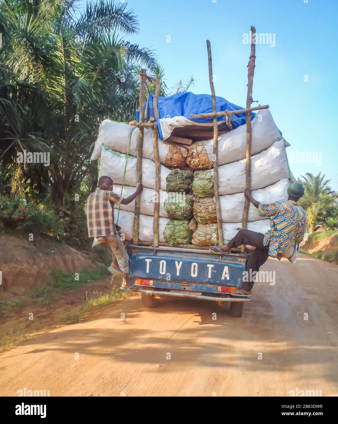 Camion surchargé sur route de boue au Congo Banque D'Images