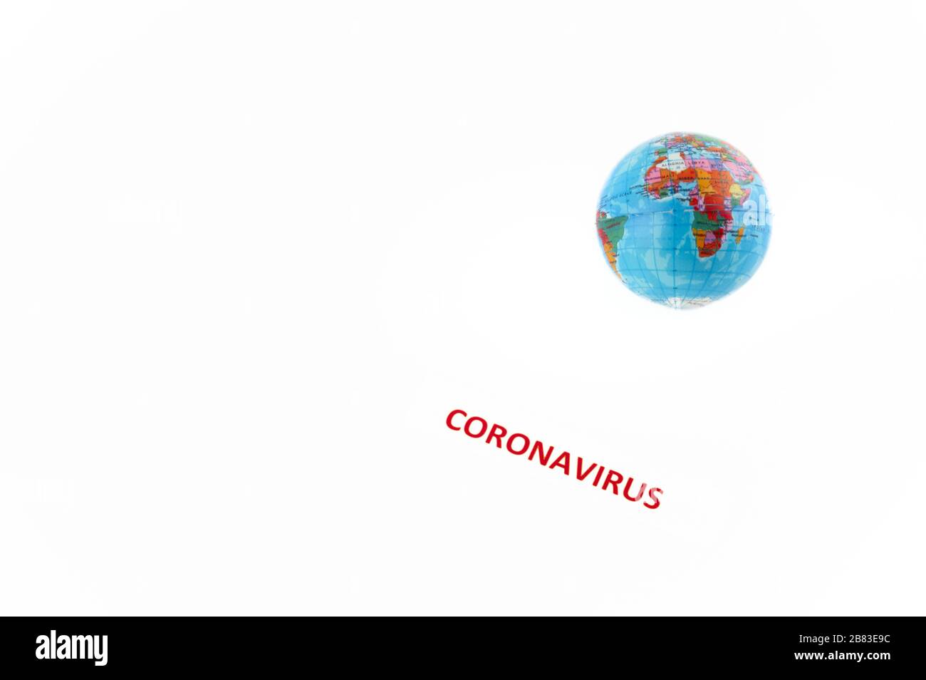 Étiquette de coronavirus à côté du monde Banque D'Images