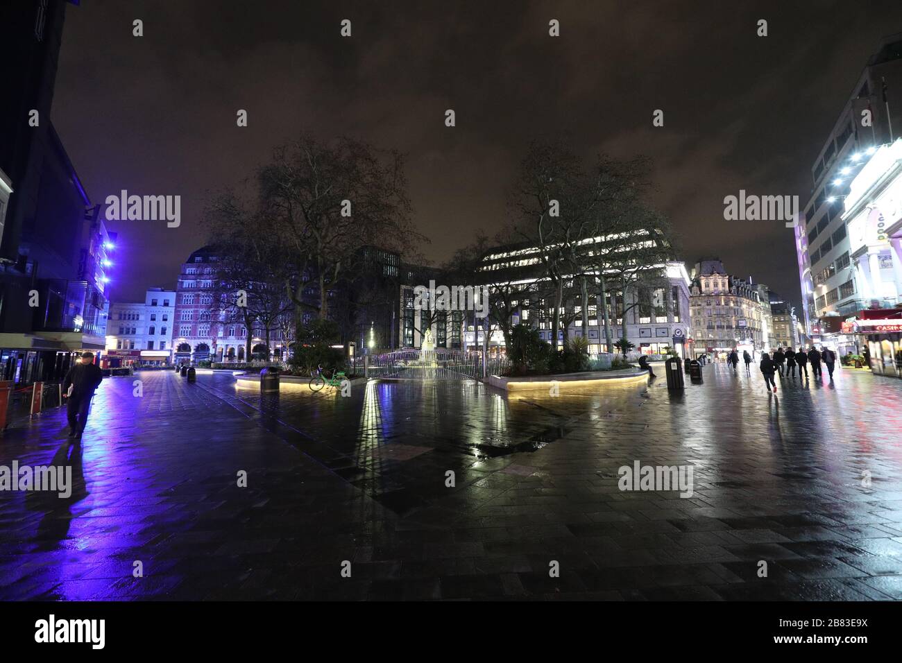 Un Leicester Square déserté à Londres, après que NHS Angleterre a annoncé que le nombre de morts de coronavirus avait atteint 137 au Royaume-Uni. Banque D'Images