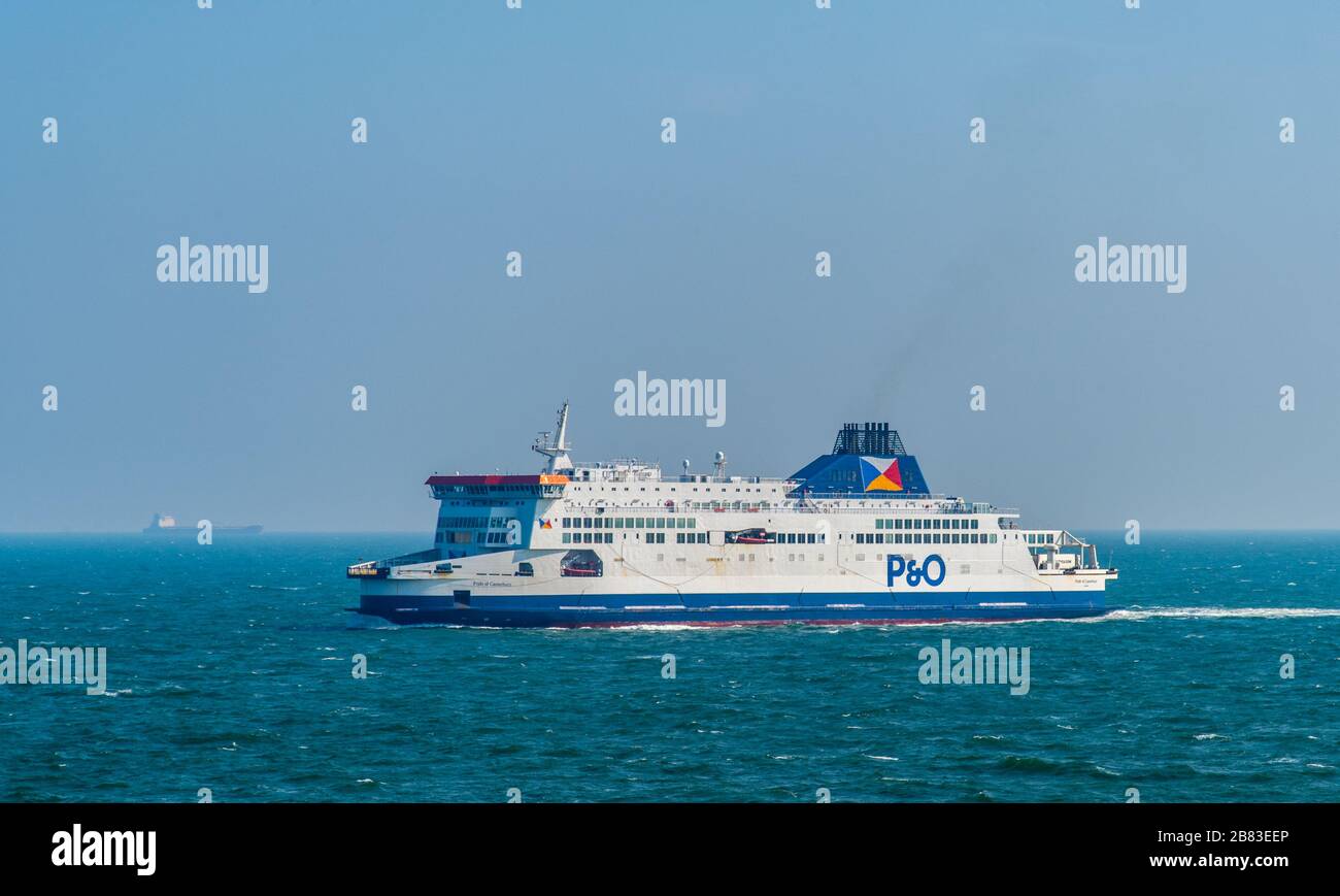 P & O Ferry Pride of Canterbury à l'approche de Douvres Docks. Banque D'Images