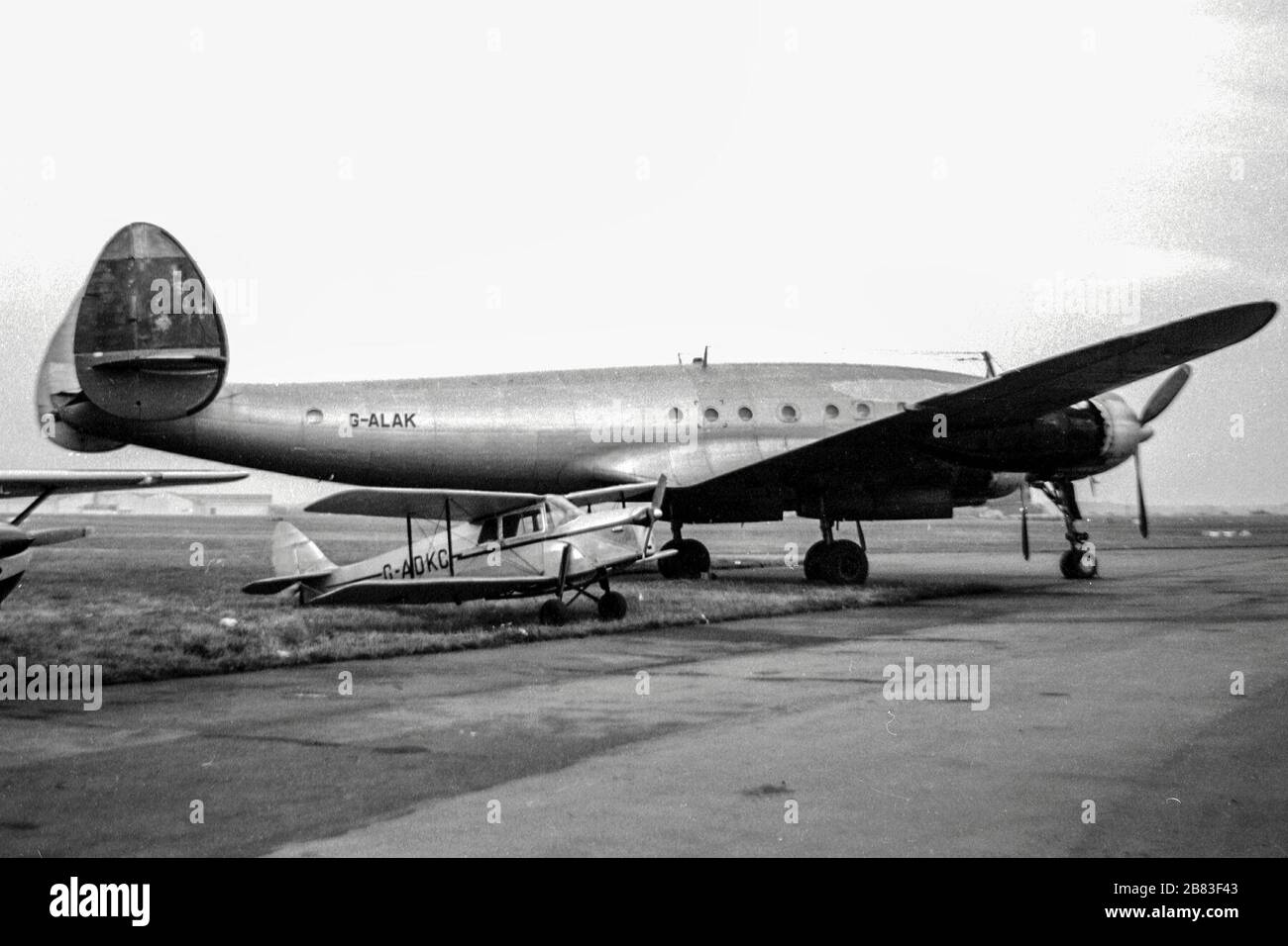 A de Havilland Hornet Moth et une CONSTELLATION DE LOCKHEED L-749A à l'aéroport de Coventry en 1967 Banque D'Images