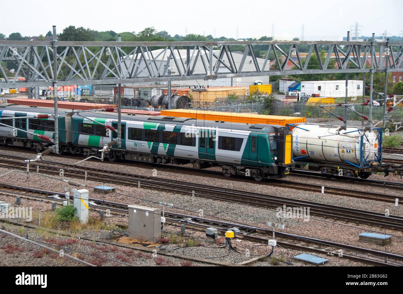 London Northwestern Railway train, classe 350, unité multiple électrique, sur la ligne principale de la côte ouest à Rugby, Warwickshire, Angleterre Banque D'Images