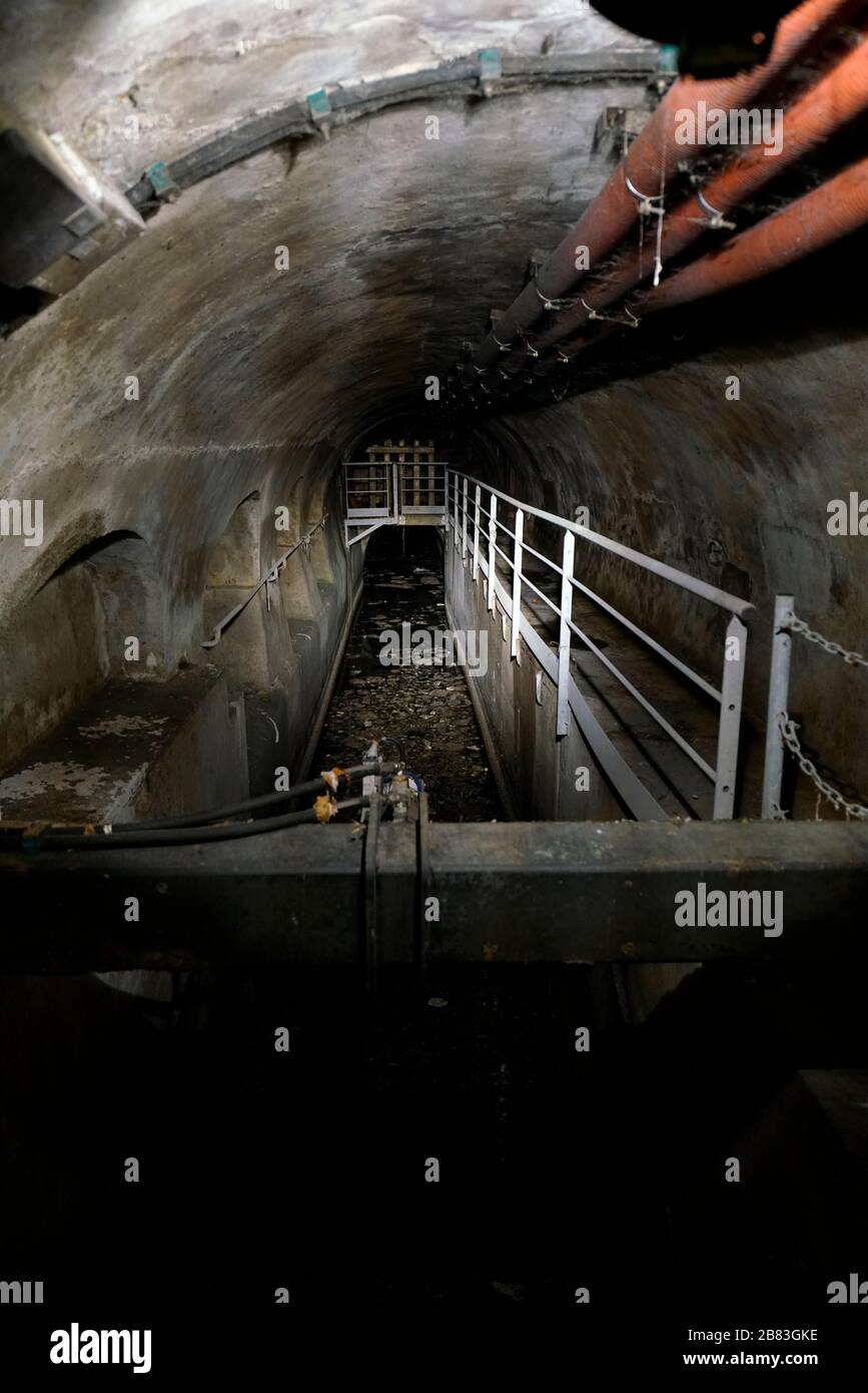 Canalisations et câbles dans le tunnel de l'égout.Musée des sorties de Paris.Paris.France Banque D'Images