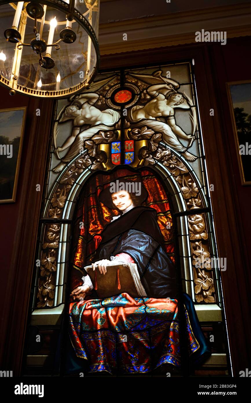 La fenêtre vitrail intitulée l'artiste réalisée par l'artiste en vitrail Marechal s'affiche dans l'antécédent de la Galerie des Fates dans le Palais de Fontainebleau.Paris.Seine-et-Marne.France Banque D'Images