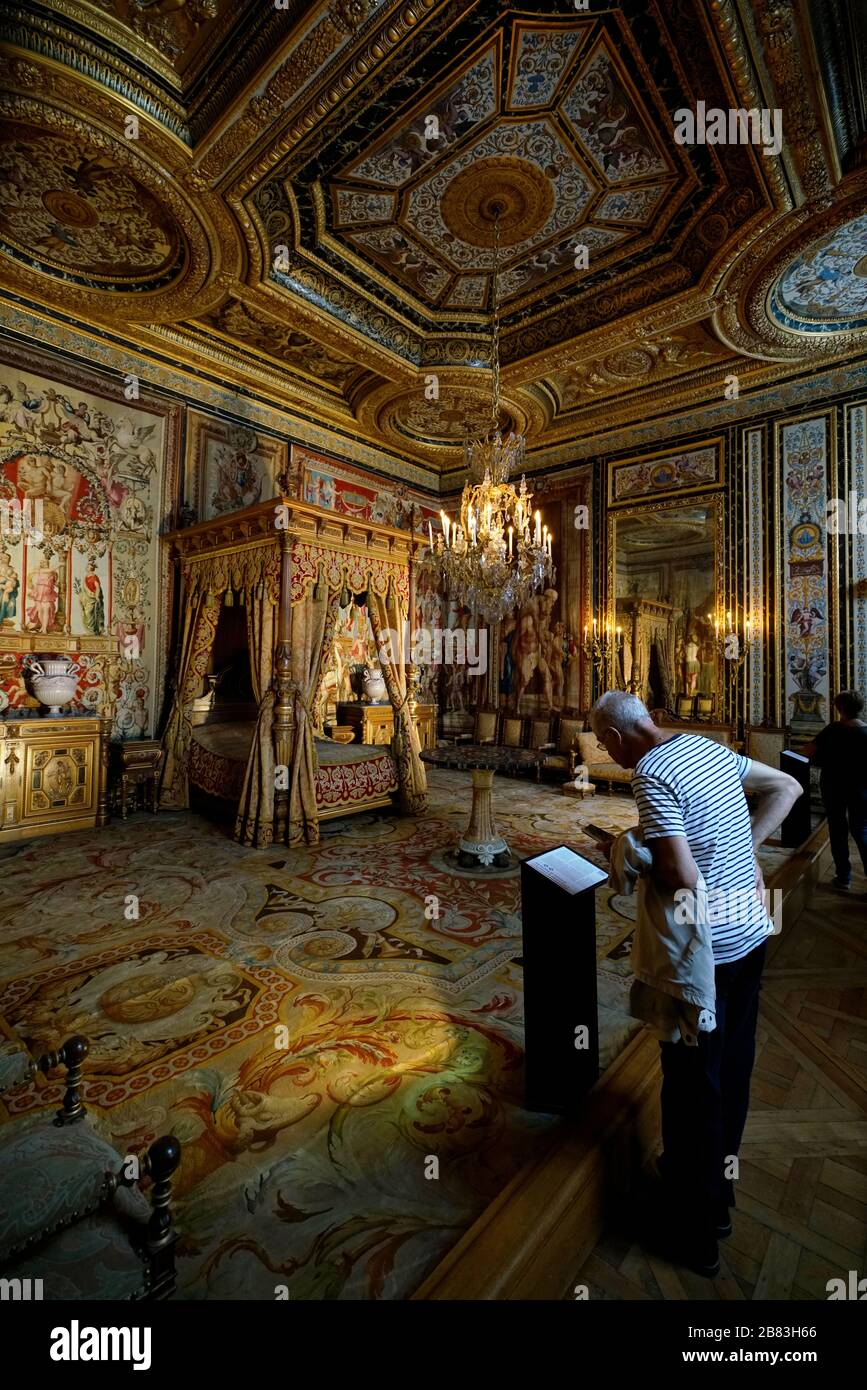 Un visiteur à l'intérieur de la chambre d'Anne d'Autriche, l'épouse du roi Louis XIII dans l'appartement du Pape.Palais de Fontainebleau.Seine-et-Marne.France Banque D'Images