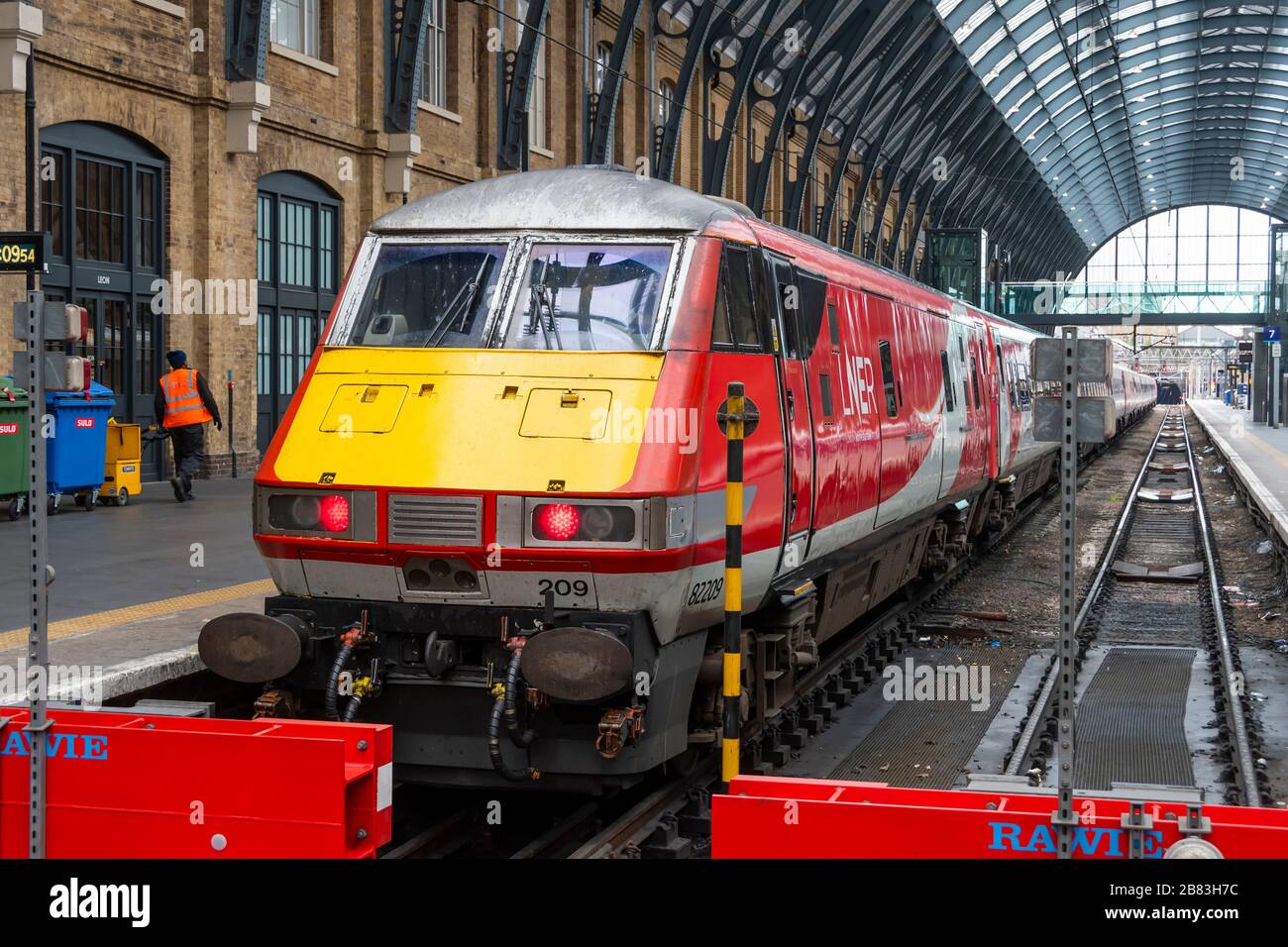 Train électrique London North Eastern Railway sur la ligne principale de la côte est à la gare de Kings Cross, Londres, Angleterre Banque D'Images