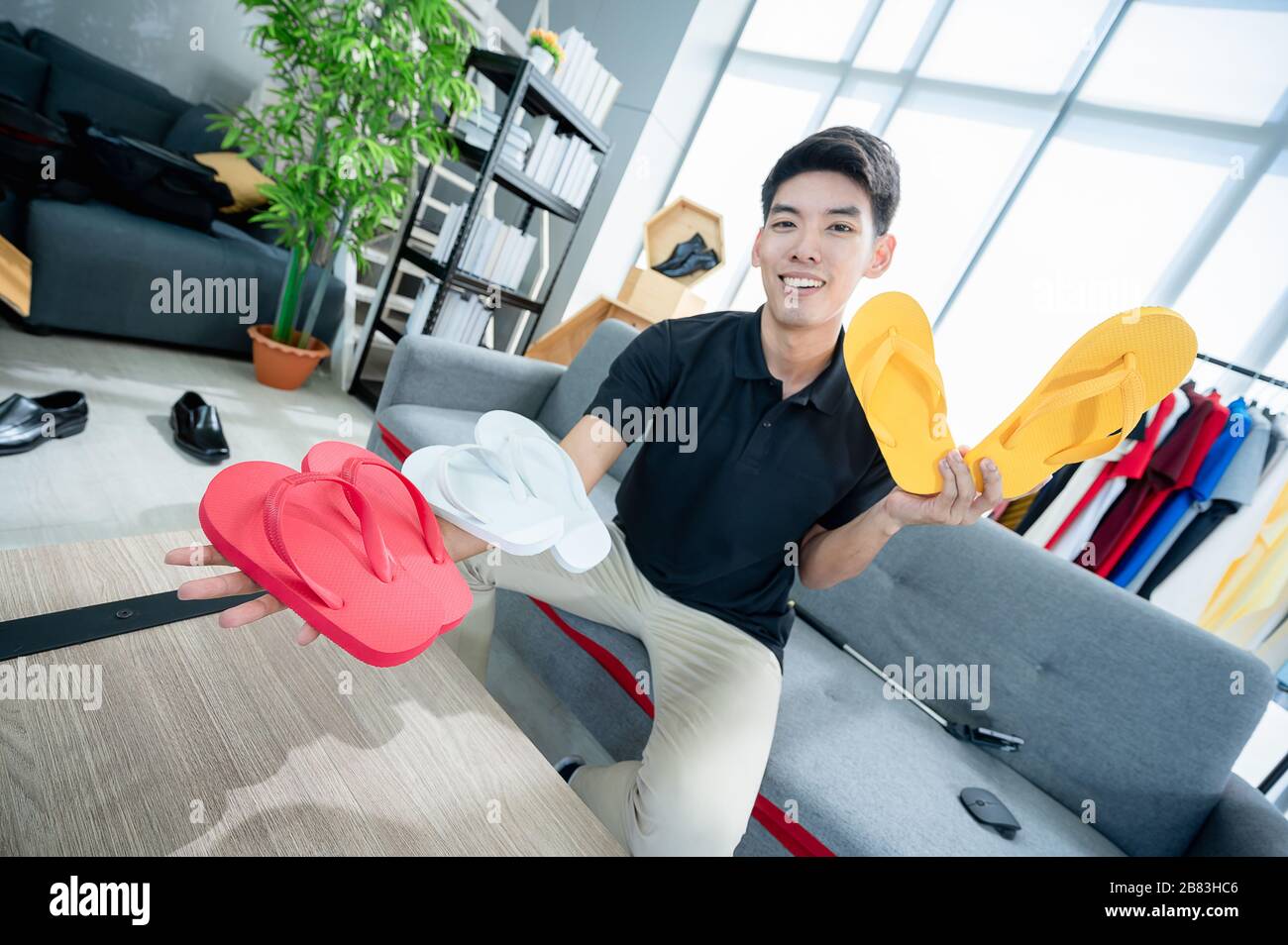 Heureux homme à la maison parlant devant la caméra pour vlog. Jeune homme asiatique travaillant comme blogueur, l'enregistrement vidéo tutorial pour Internet Banque D'Images