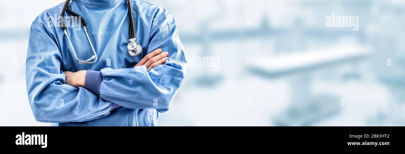 Jeune médecin chirurgien spécialiste avec scalpel. À l'arrière-plan, l'intérieur de la salle d'opération était flou Banque D'Images