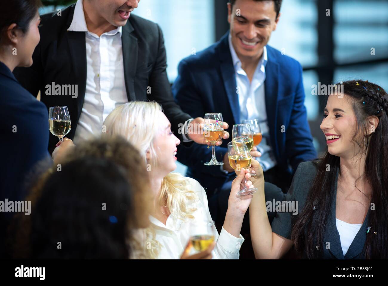 Partenaires d'affaires de l'entreprise champagne toast célébration de l'événement succès Banque D'Images