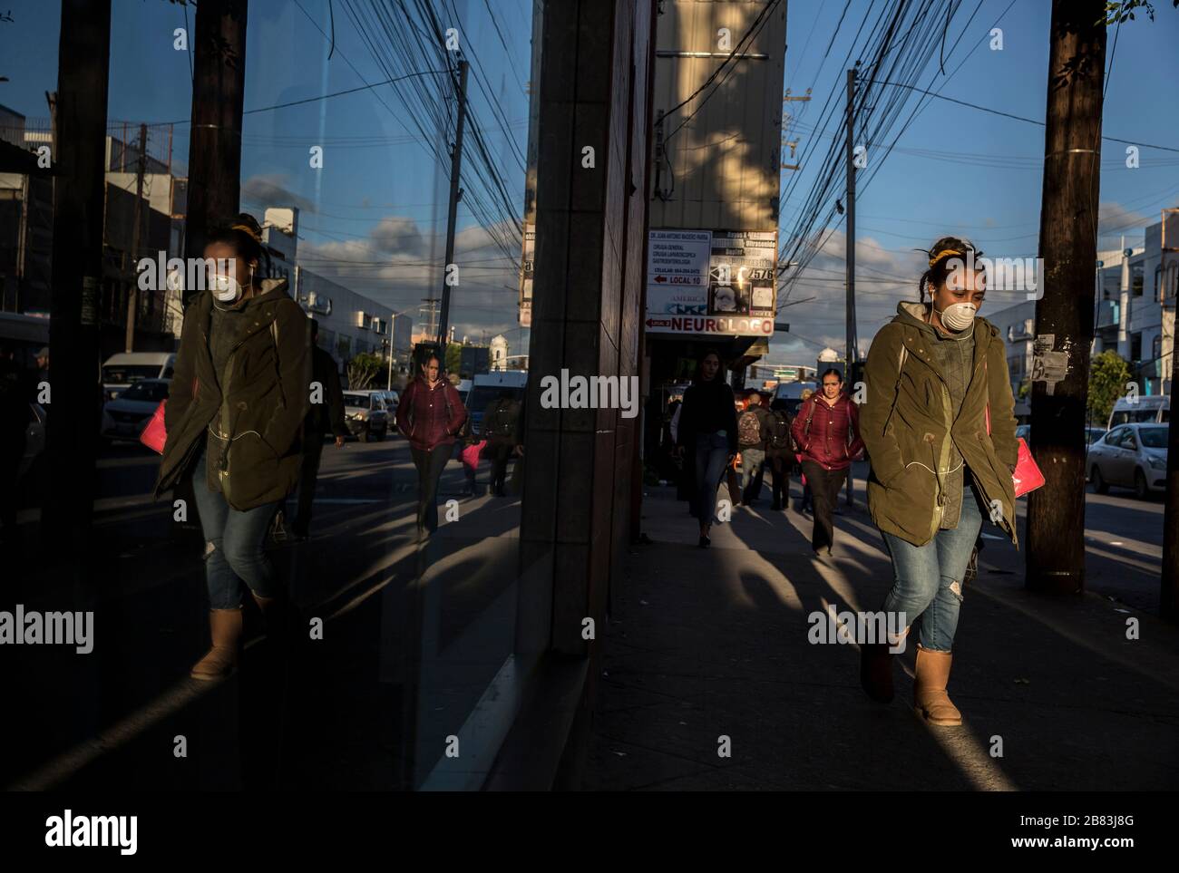 Tijuana, Mexique. 18 mars 2020. Une femme traverse la ville en portant un masque de protection. Malgré la menace de restrictions éventuelles sur les réglementations d'entrée des États-Unis, les gens sont autorisés à traverser la frontière sans mesures spéciales. Par crainte du virus corona, les Mexicains et aussi les citoyens américains qui ne trouvent pas certains produits à San Diego (USA) se trouvent dans de longues files d'attente devant les grossistes. Jusqu'à présent, le Mexique a signalé 118 personnes infectées par le Covid-19. Les États-Unis ont presque 10 000 cas confirmés. Crédit: Omar Martínez/dpa/Alay Live News Banque D'Images