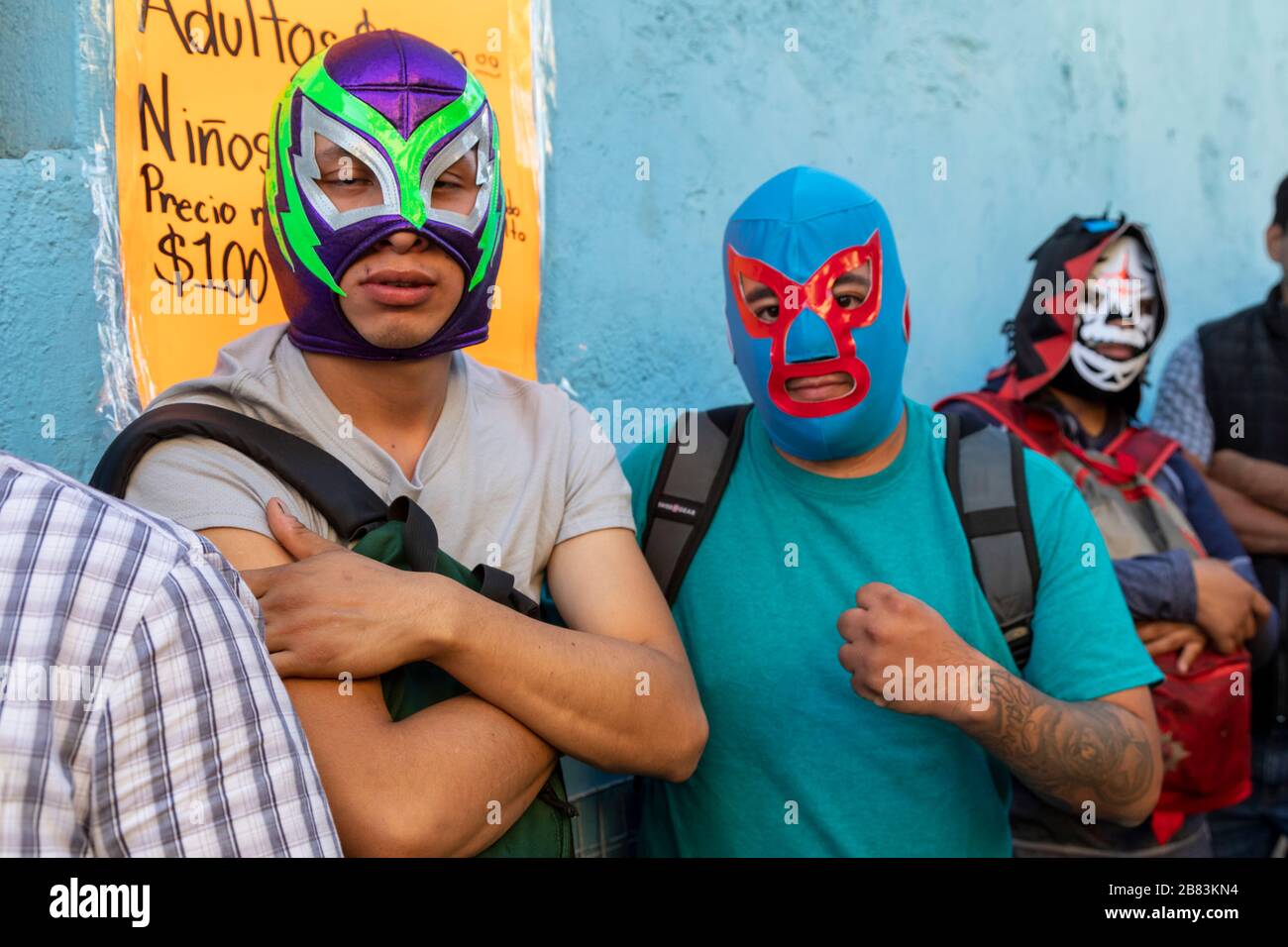 Oaxaca de Juárez, Oaxaca, Mexique - Lucha libre les fans de lutte attendent en ligne pour l'admission avant un match. Banque D'Images