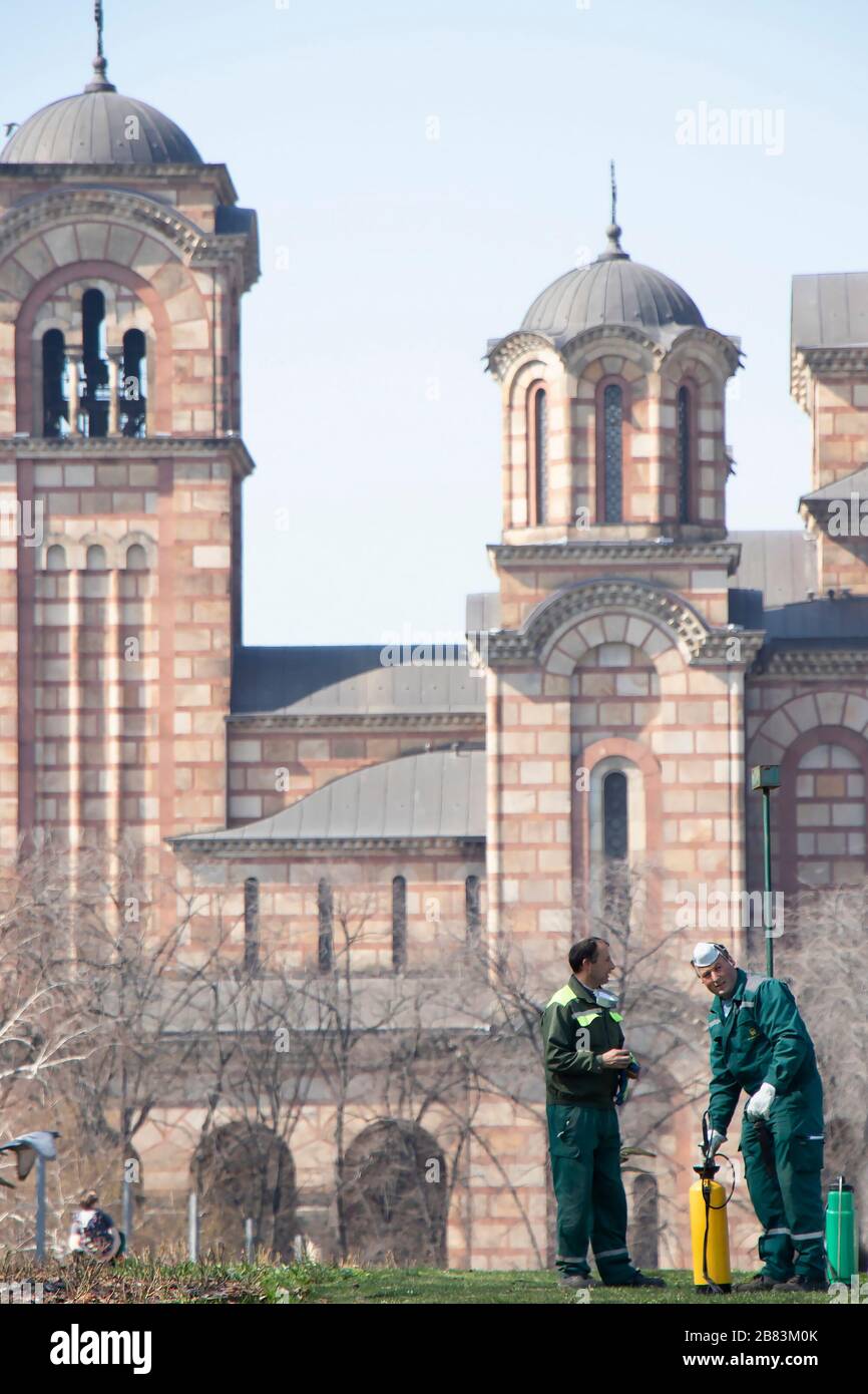 Belgrade, Serbie - 19 mars 2020: Les travailleurs de la verdure urbaine qui font de la désinfection en plein air pulvérisation pour la prévention de la propagation du virus Corona à Tasmajda Banque D'Images
