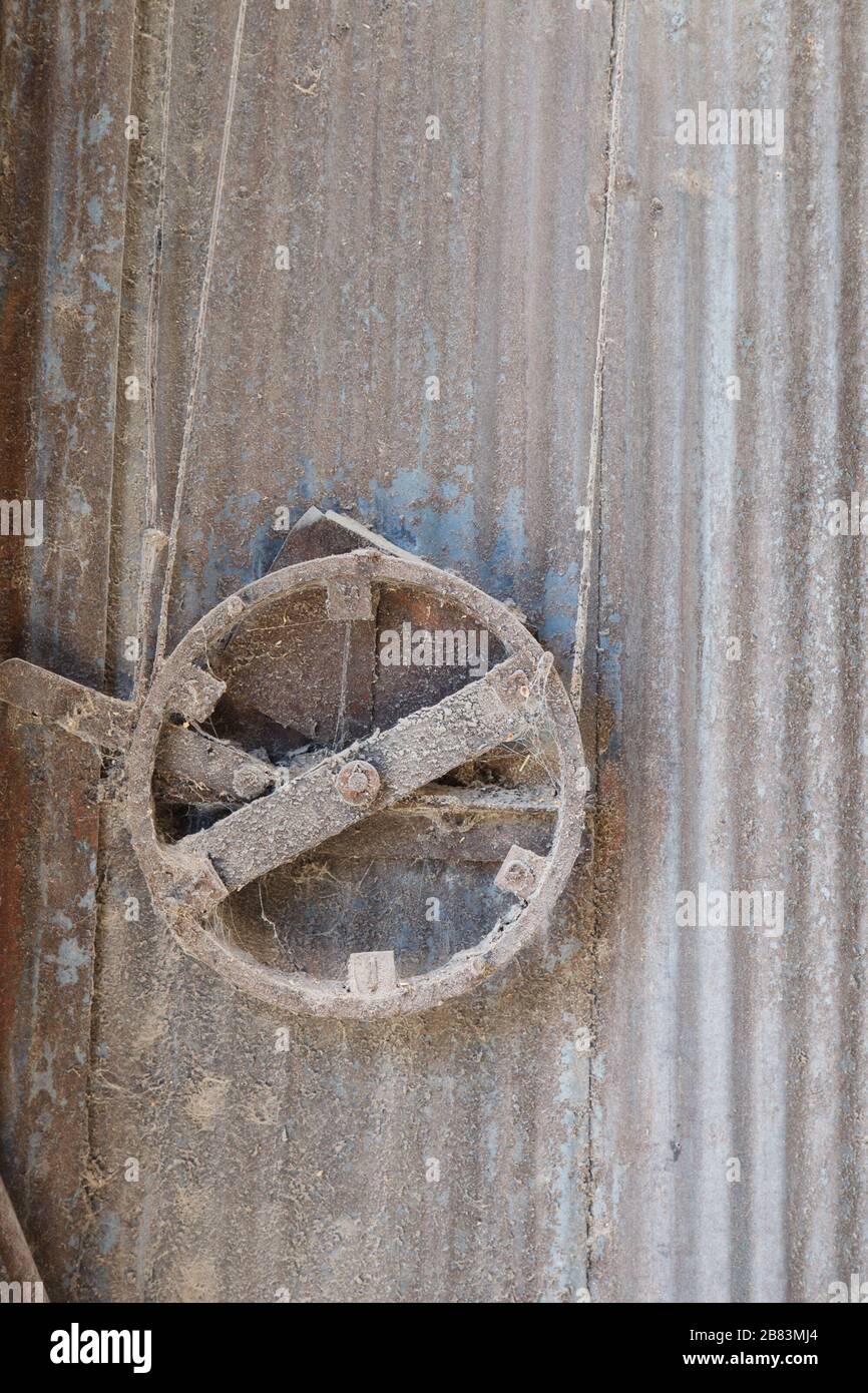 Ancienne roue de commande poussiéreuse et câble Banque D'Images