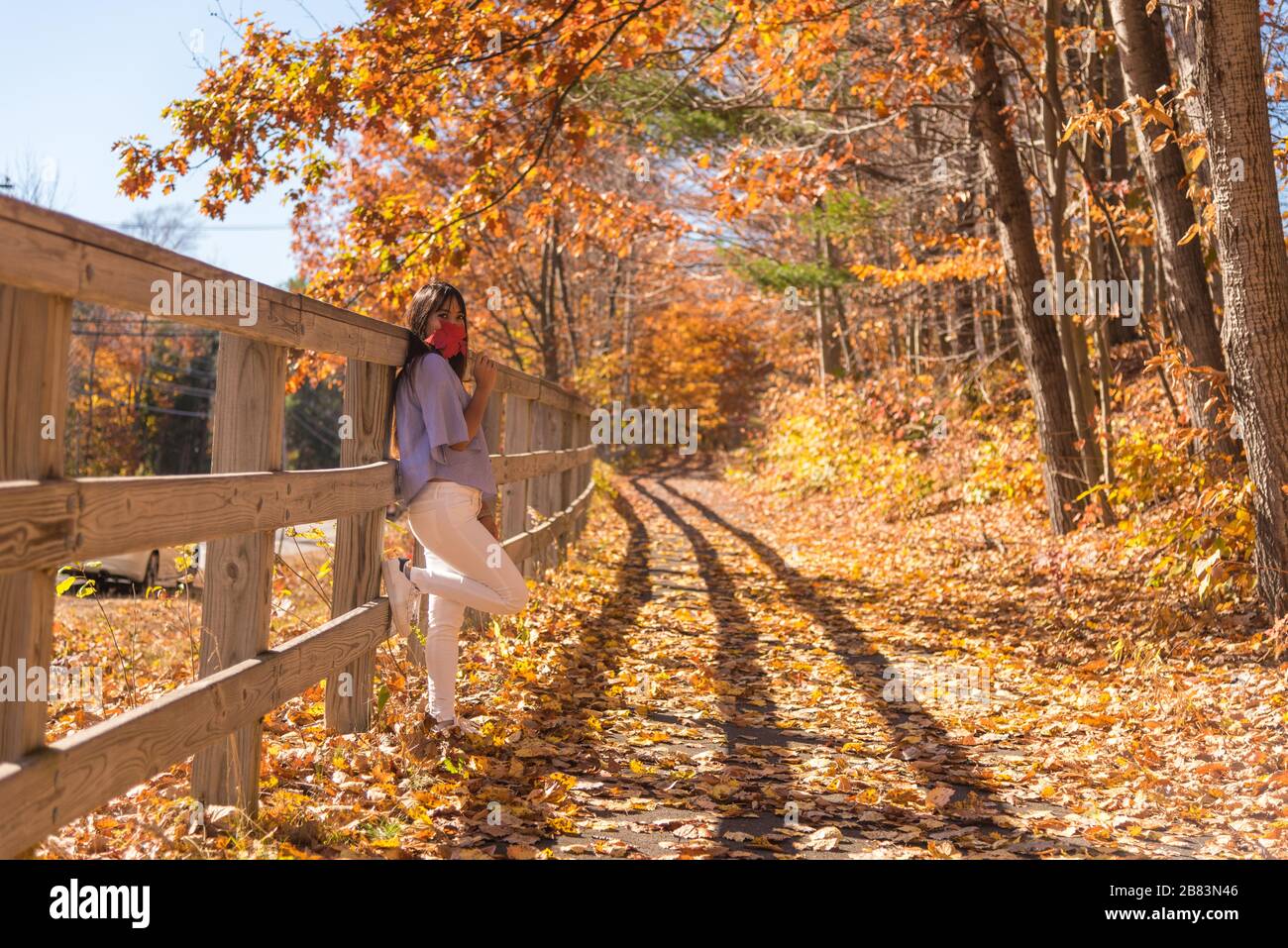 Femme profitant des magnifiques couleurs d'automne à Kancamagus Hwy dans le New Hampshire USA Banque D'Images