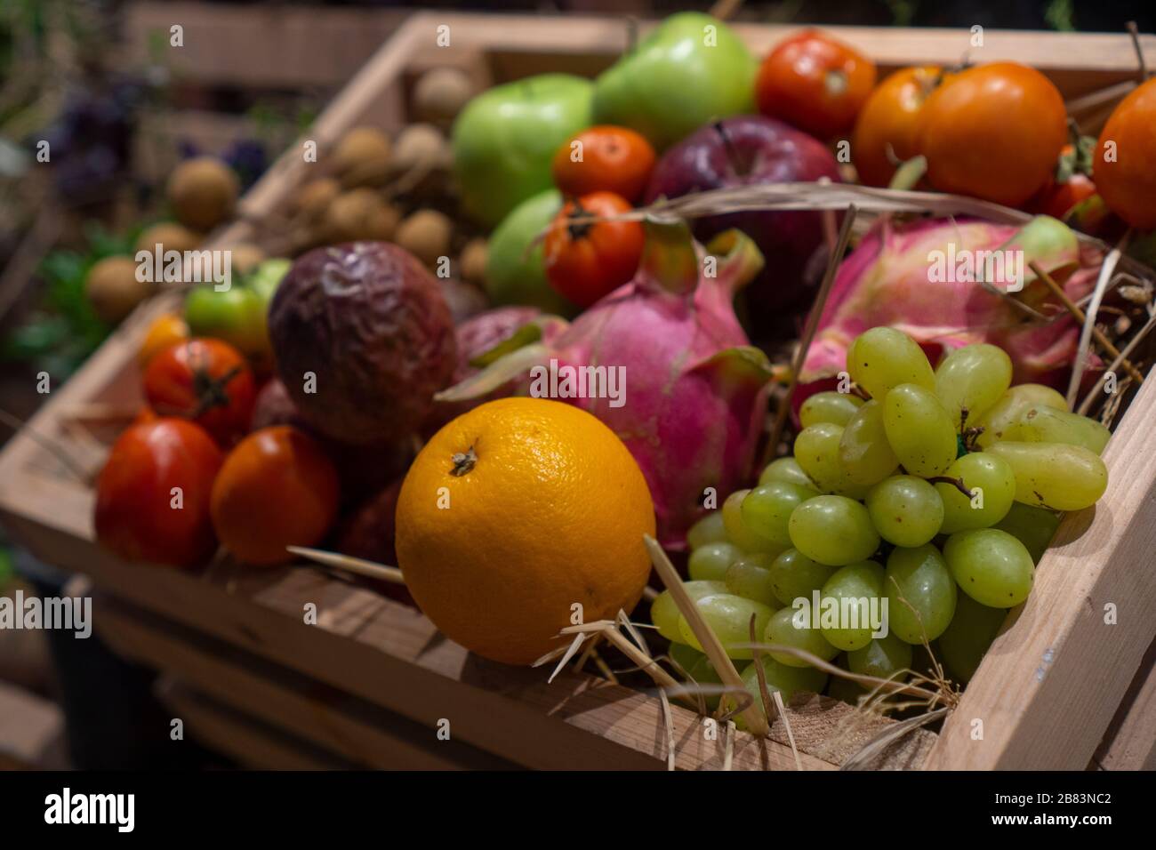 Divers types de fruits tropicaux sont placés de diverses façons. Banque D'Images