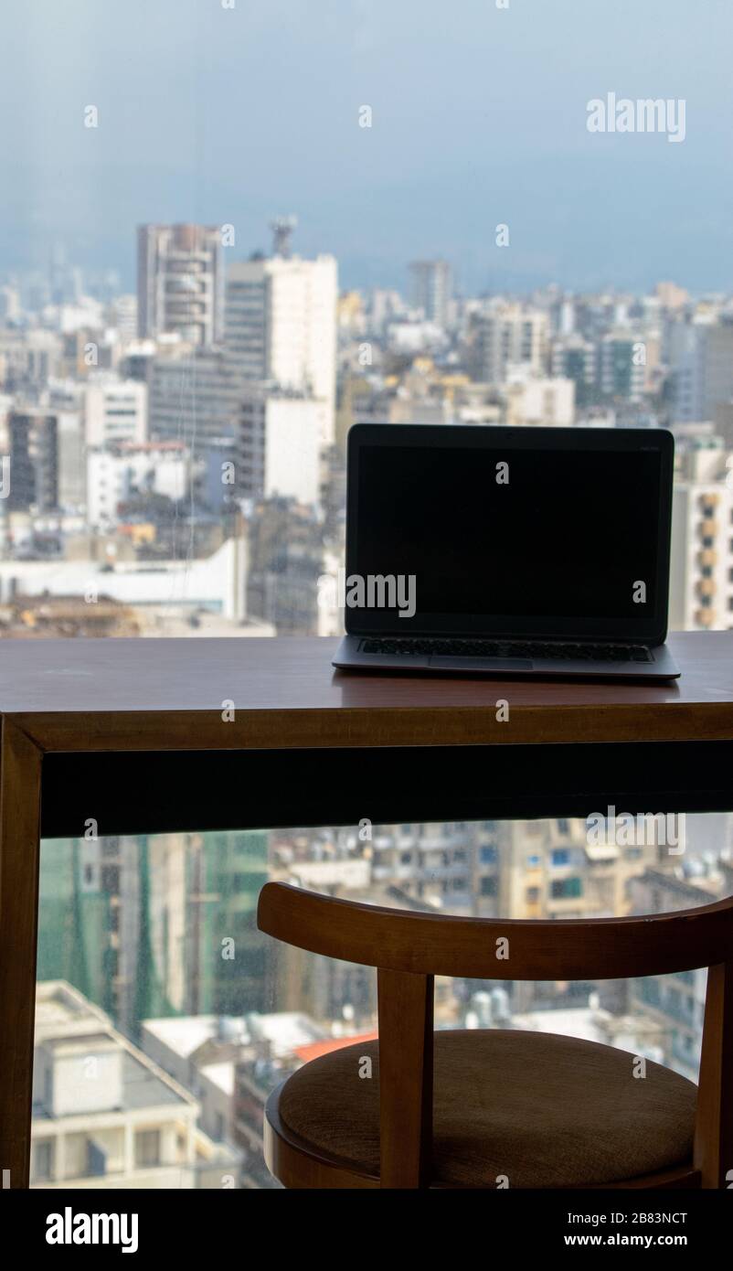 Bureau avec ordinateur portable au 21ème étage et belle vue sur la ville photo prise à Beyrouth, au Liban Banque D'Images