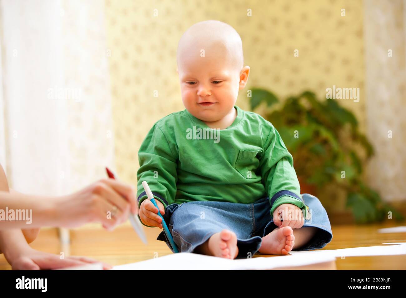 Un Enfant Heureux Tient Des Stylos Feutre A La Main Et Attire Photo De Bebe Avec Fond Flou Photo Stock Alamy