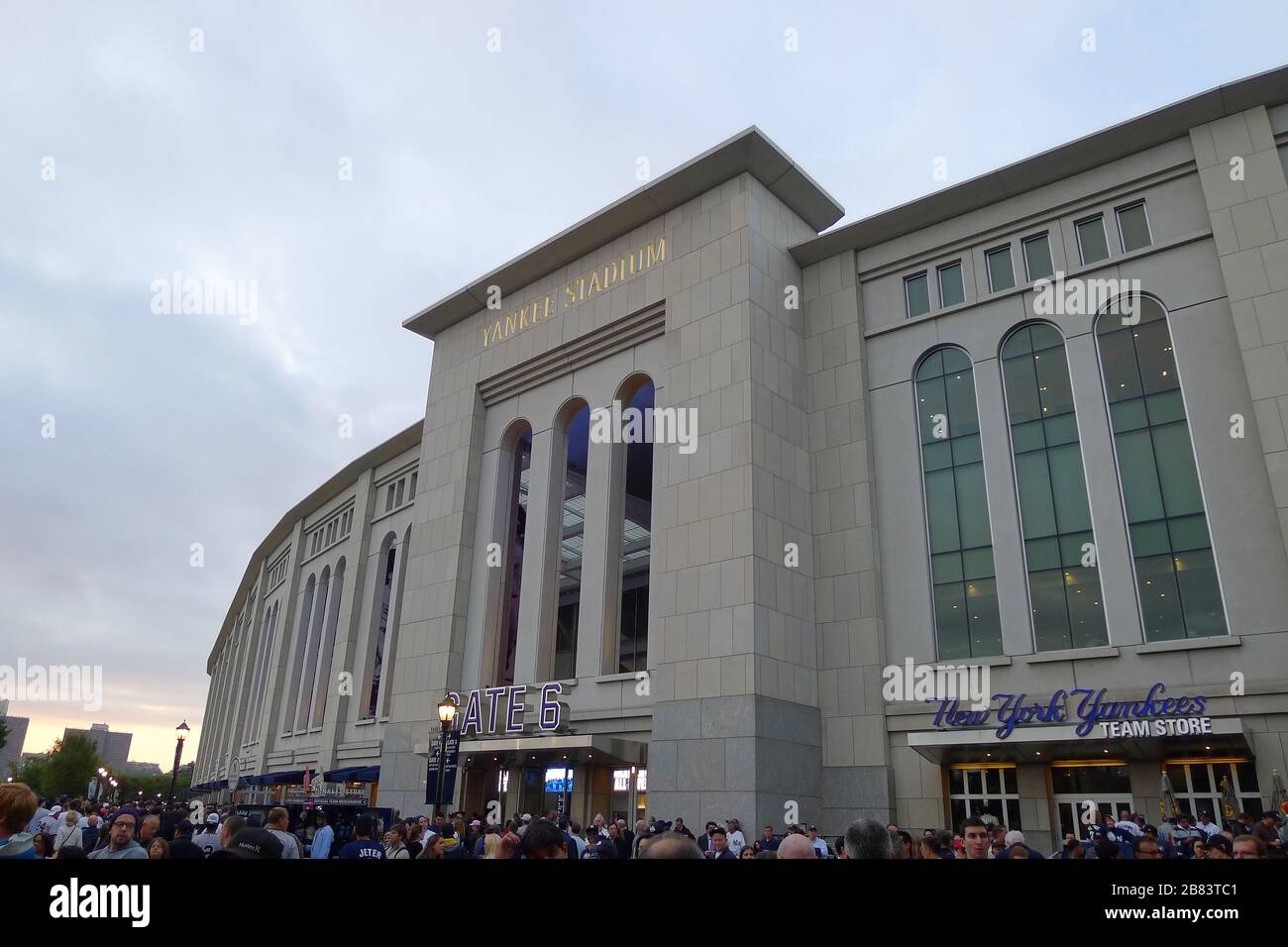 New York Yankees Stadium avec des foules à l'extérieur de la porte 6 et des entrées de l'écurie Banque D'Images