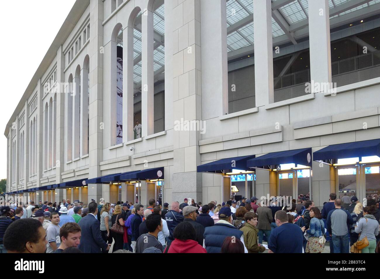 New York Yankees Stadium avec des foules à l'extérieur des entrées Banque D'Images
