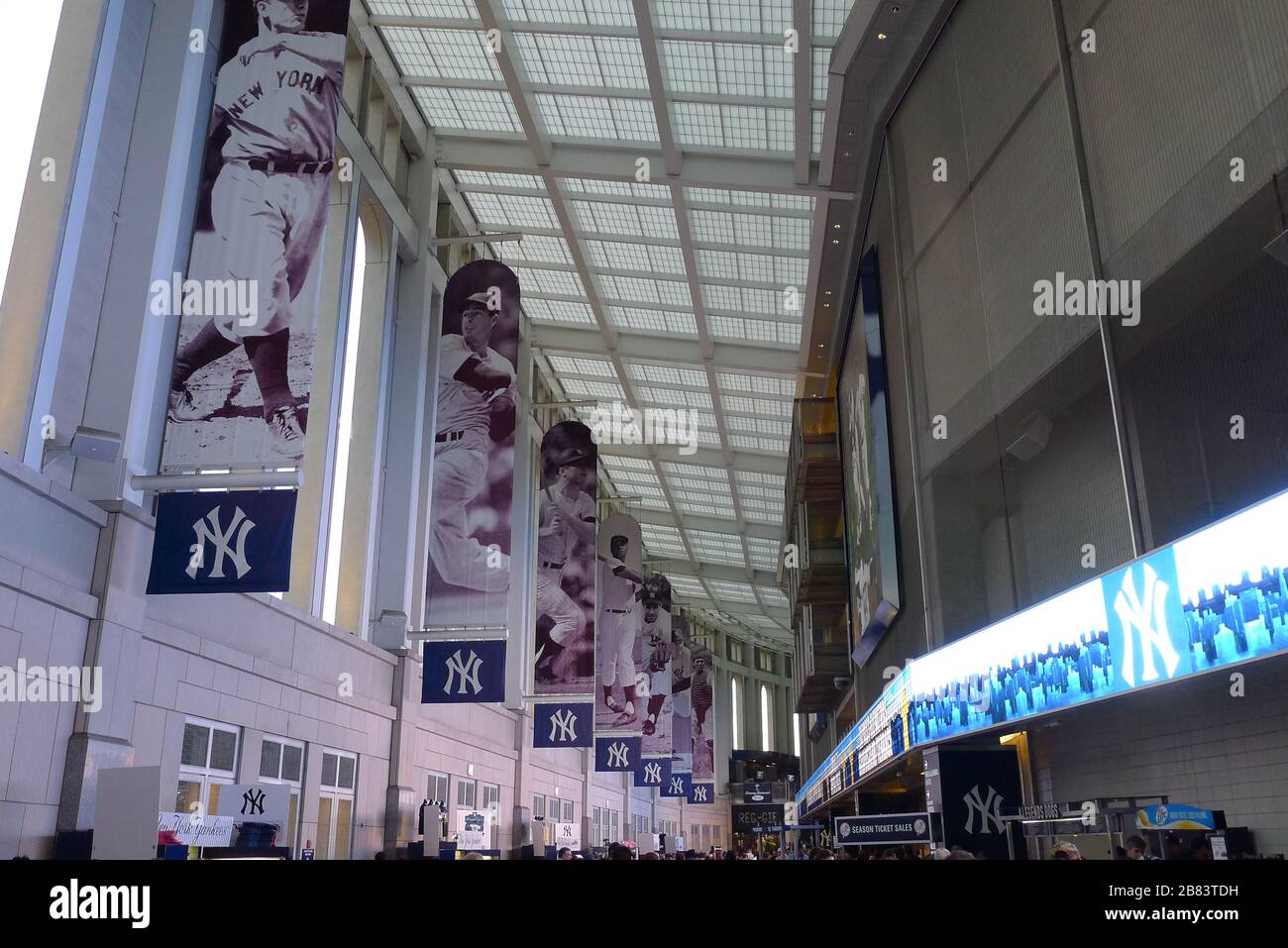 Photos suspendues de célèbres joueurs de baseball dans le couloir du New York Yankees Stadium Banque D'Images