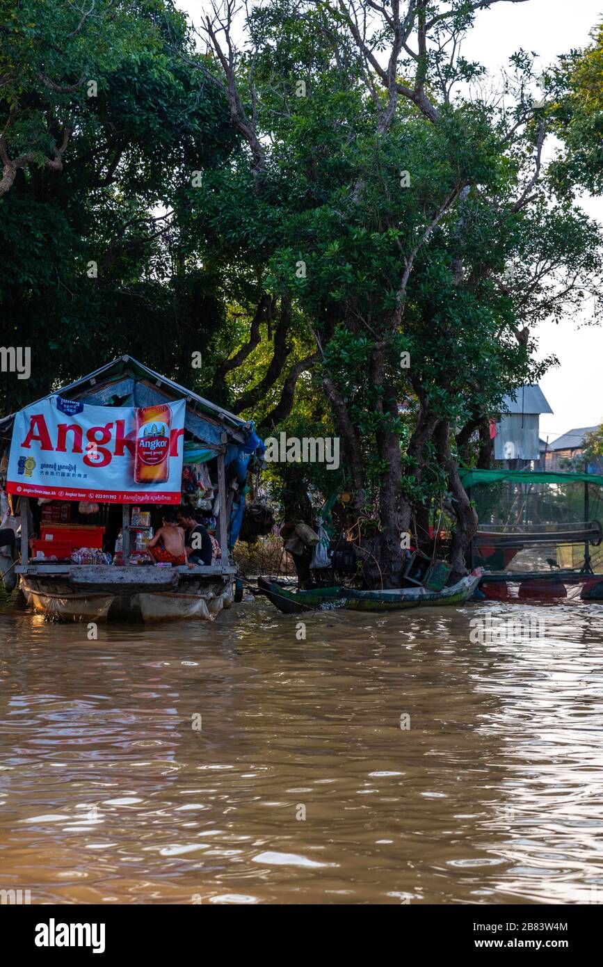 Le village flottant de Kampong Phluk, Cambodge. Banque D'Images