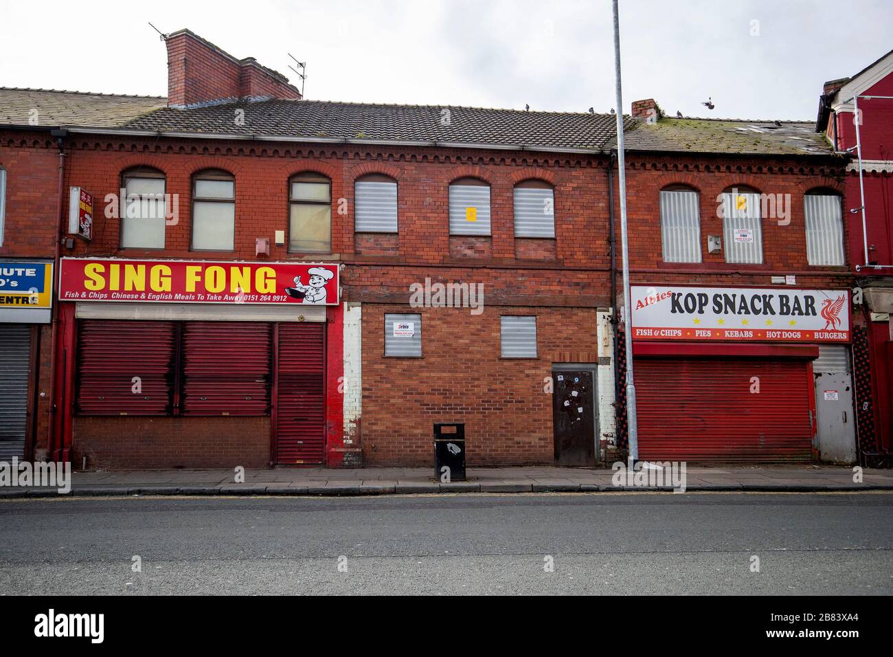 Vue générale sur les escapades fermées du Sing Fong et du snack-bar Kop à l'extérieur d'Anfield, où se trouve le club de football de Liverpool, après qu'il a été annoncé que le Praf Banque D'Images