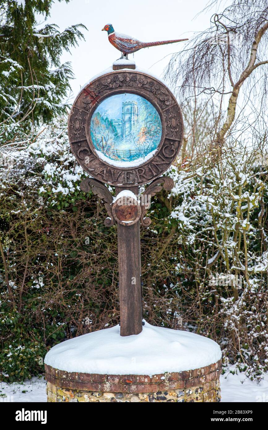 Clavering village signe en hiver Banque D'Images