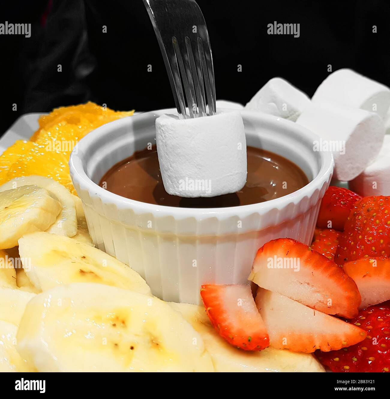 Fondue au chocolat chaud et aux fruits frais Banque D'Images