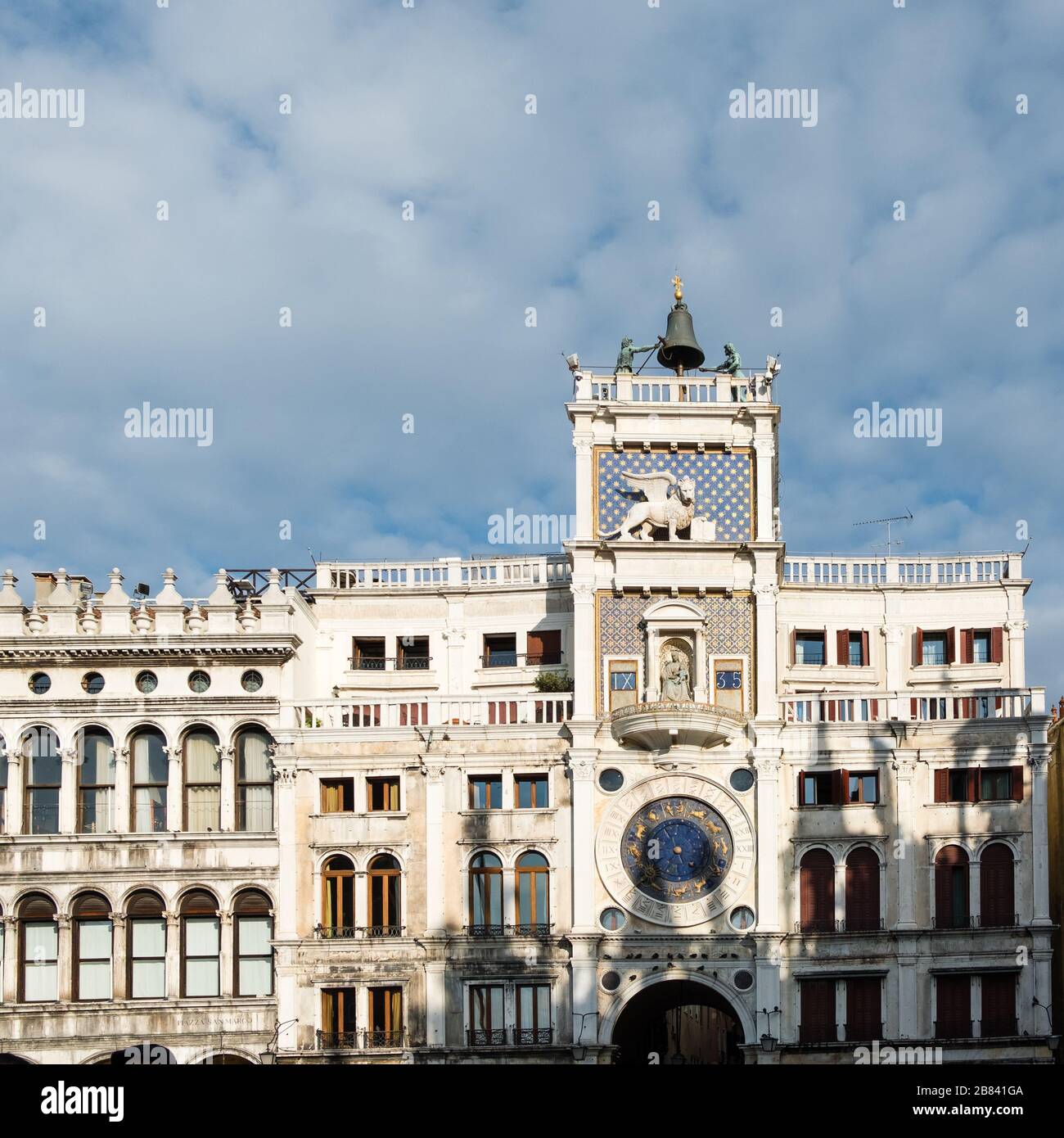Torre dell' Orologio - l'horloge astronomique mécanique de Venise surplombe la place Saint-Marc. Cloche sur le dessus frappé par des statues en mouvement Banque D'Images