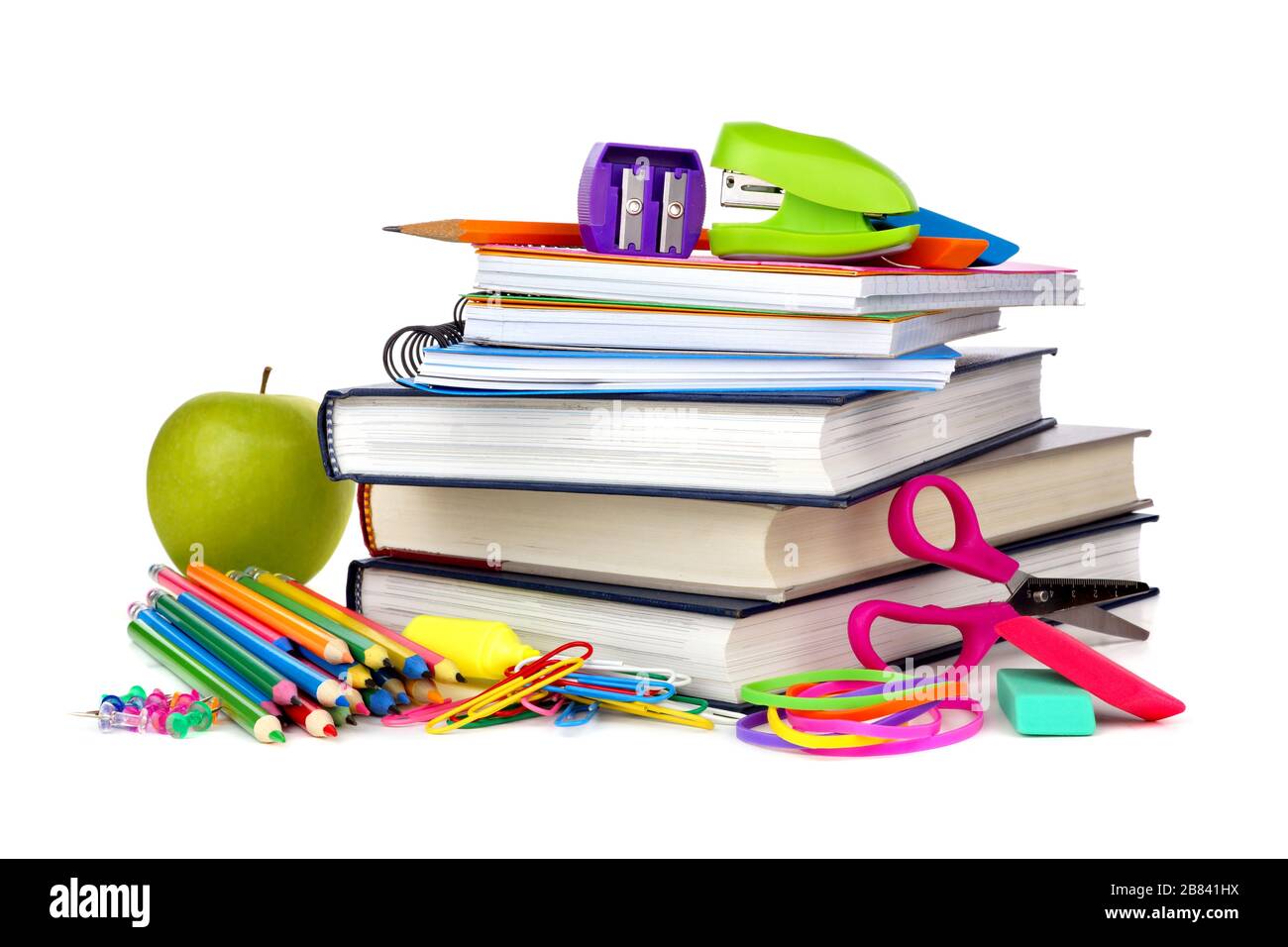 Pile de livres et de fournitures scolaires isolés sur un fond blanc Banque D'Images