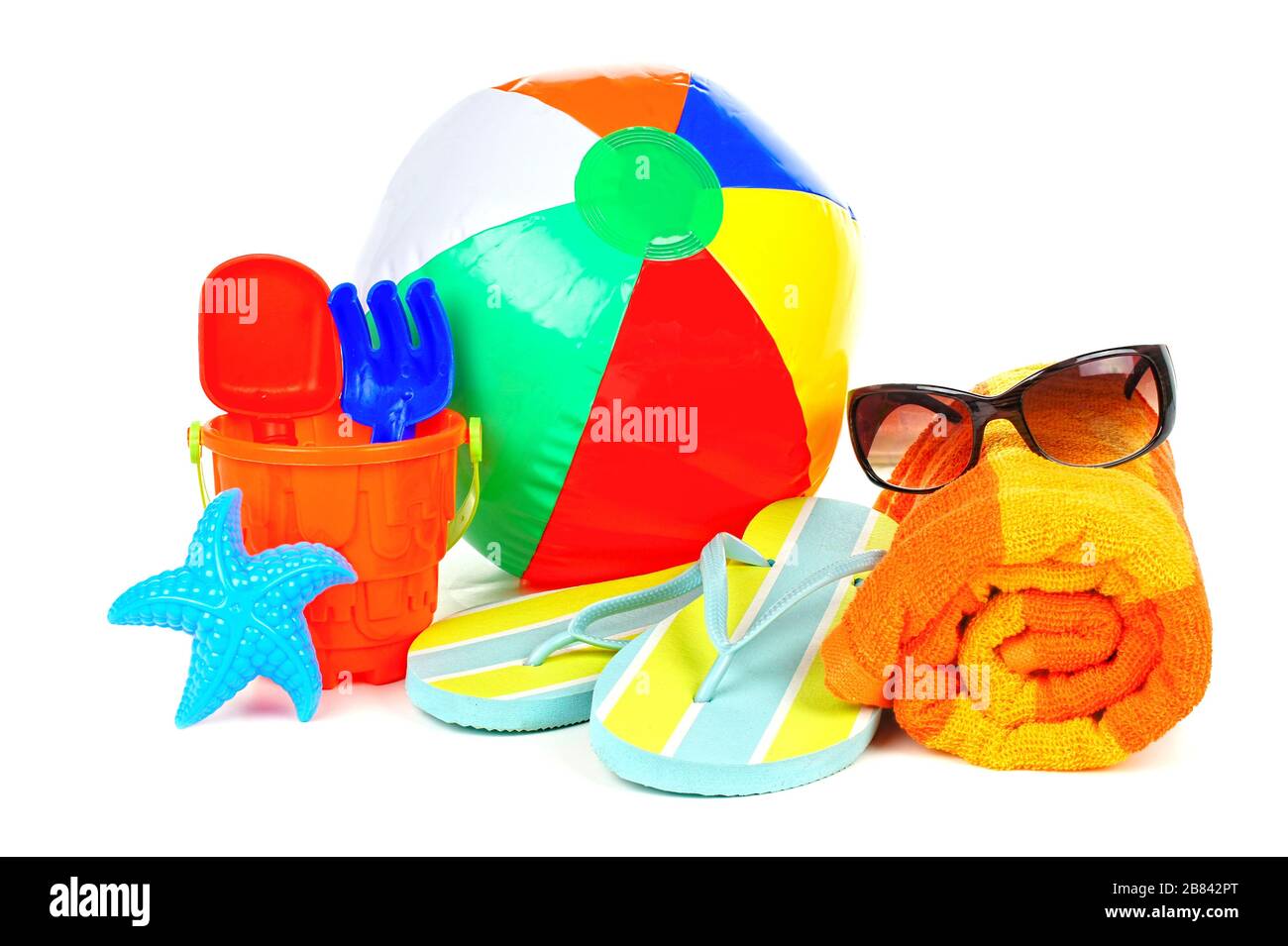 Accessoires de plage, serviette, boule, tongs, lunettes de soleil et jouets isolés sur blanc Banque D'Images