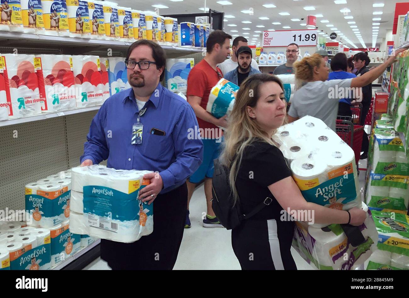 Orlando, États-Unis. 19 mars 2020. Les clients se précipitent pour acheter du papier toilette dans un magasin Target pendant les achats de panique. Les gens font le stock de produits alimentaires et d'hygiène personnelle en réponse à la pandémie de coronavirus (COVID-19). Crédit: SOPA Images Limited/Alay Live News Banque D'Images