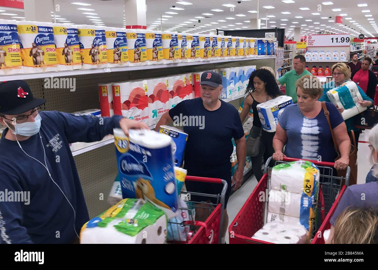 Orlando, États-Unis. 19 mars 2020. Les clients se précipitent pour acheter du papier toilette dans un magasin Target pendant les achats de panique. Les gens font le stock de produits alimentaires et d'hygiène personnelle en réponse à la pandémie de coronavirus (COVID-19). Crédit: SOPA Images Limited/Alay Live News Banque D'Images