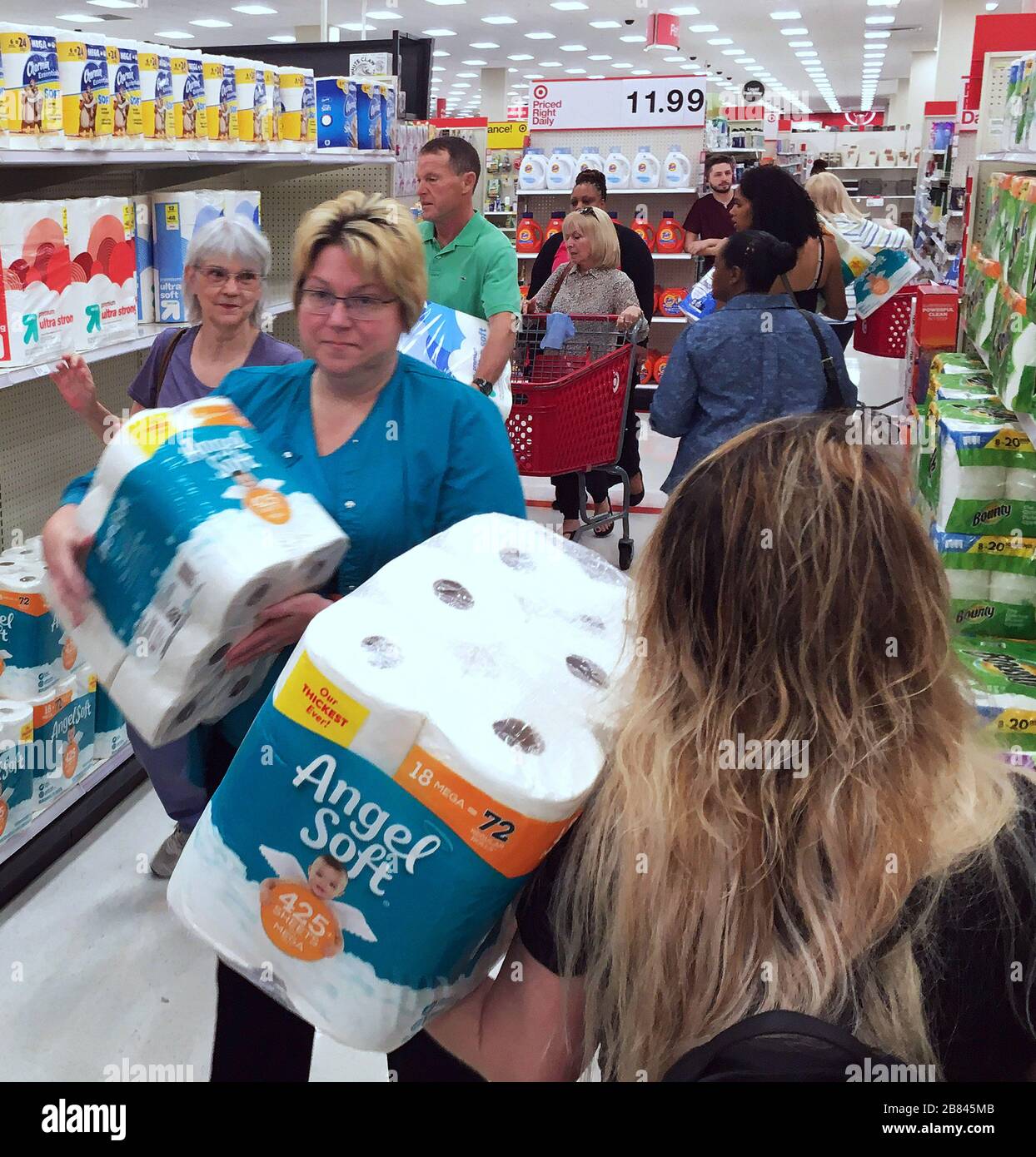 Orlando, États-Unis. 19 mars 2020. Les clients se précipitent pour acheter du papier toilette dans un magasin Target pendant les achats de panique. Les gens font le stock de produits alimentaires et d'hygiène personnelle en réponse à la pandémie de coronavirus (COVID-19). Crédit: SOPA Images Limited/Alay Live News Banque D'Images