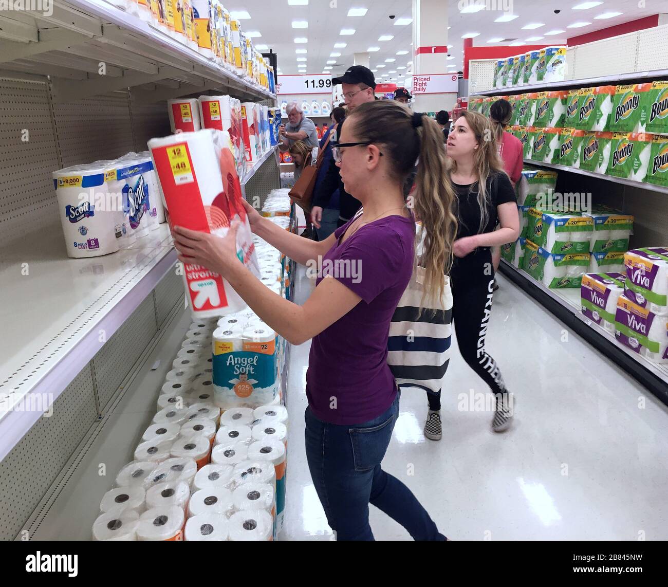 Orlando, États-Unis. 19 mars 2020. Les clients se précipitent pour acheter du papier toilette dans un magasin Target pendant les achats de panique. Les gens font le stock de produits alimentaires et d'hygiène personnelle en réponse à la pandémie de coronavirus (COVID-19). Crédit: SOPA Images Limited/Alay Live News Banque D'Images