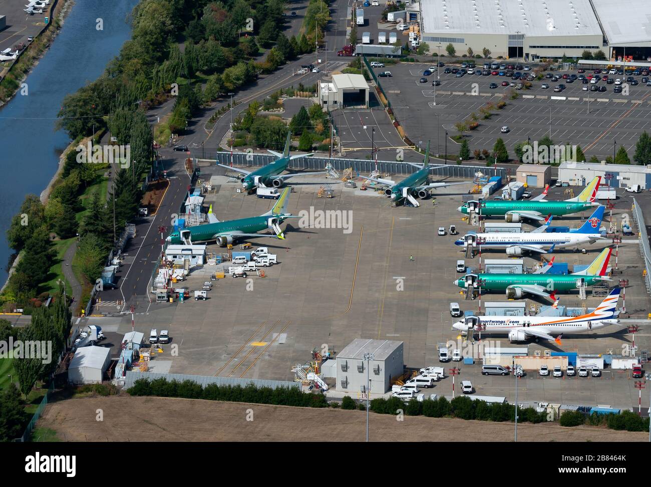 Plusieurs Boeing 737 (NG et MAX) stationnés à l'aéroport de Renton en attendant les essais de vol, la peinture et la livraison. Usine Boeing, à WA, États-Unis. Banque D'Images