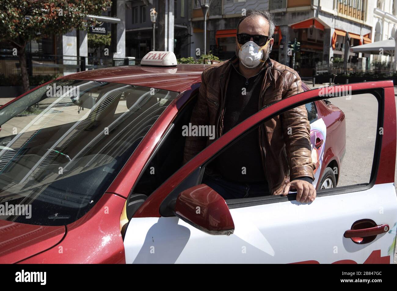 Patras, Grèce. 19 mars 2020. Un chauffeur de taxi portant un masque facial comme mesure préventive, pendant la menace du virus corona.les autorités grecques ont demandé aux magasins commerciaux de fermer et aux gens de rester à la maison pour empêcher la propagation du coronavirus. Crédit: SOPA Images Limited/Alay Live News Banque D'Images