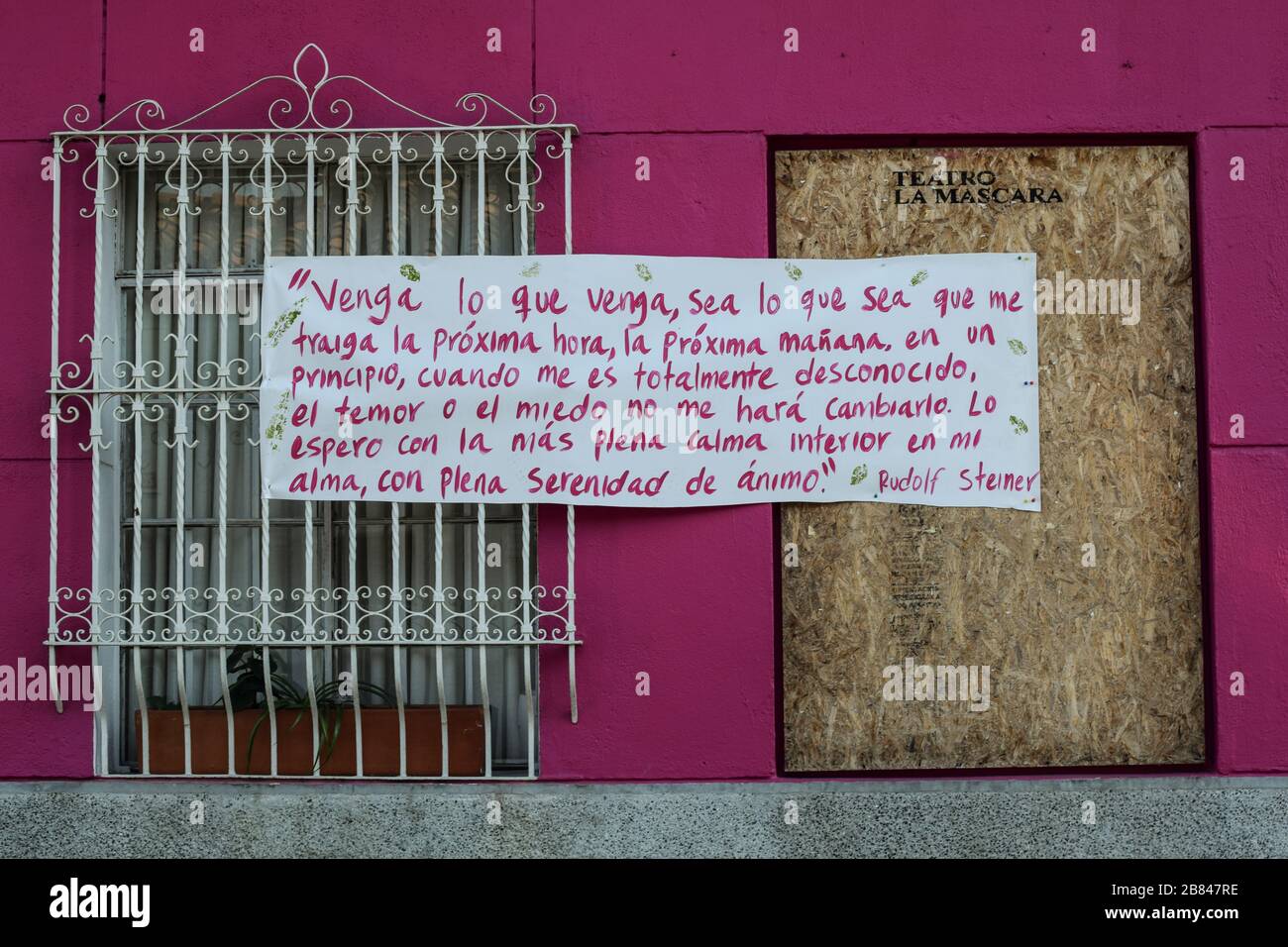 Banniere A L Exterieur D Un Theatre Montre La Citation De Rudolf Steiner Quelle Que Soit L Heure Ou Le Jour Suivant Mai Apporter Je Ne Peux Pas Le Changer Par Peur Ou Inquietude Car