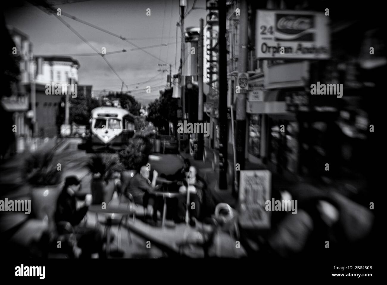 Les années 1950 ? Un après-midi de style rétro dans le quartier de Castro dans un café extérieur et un tramway vintage, San Francisco, Californie, États-Unis, noir et blanc Banque D'Images