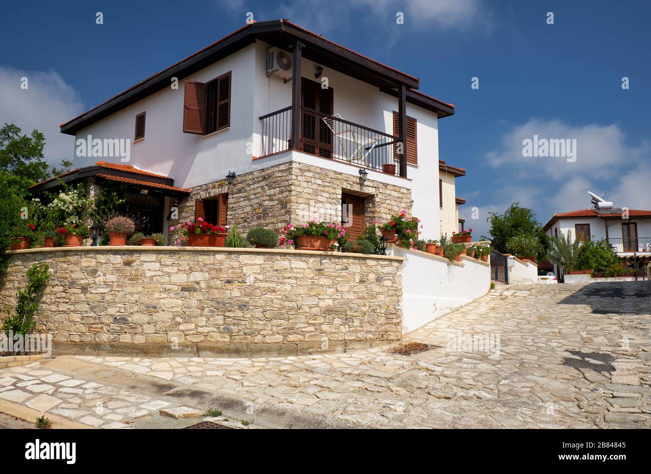 La rue des villas blanches modernes et des maisons du village de Pano Lefkara. Quartier de Larnaca. Chypre Banque D'Images