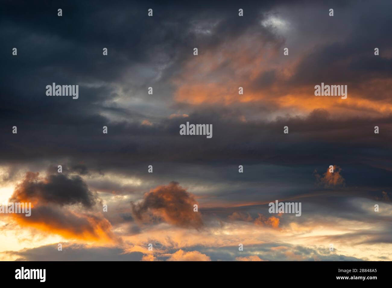 Un spectaculaire coucher de soleil dans la chaîne de montagnes des Andes montrant clair et sombre, Quito, Équateur. Banque D'Images