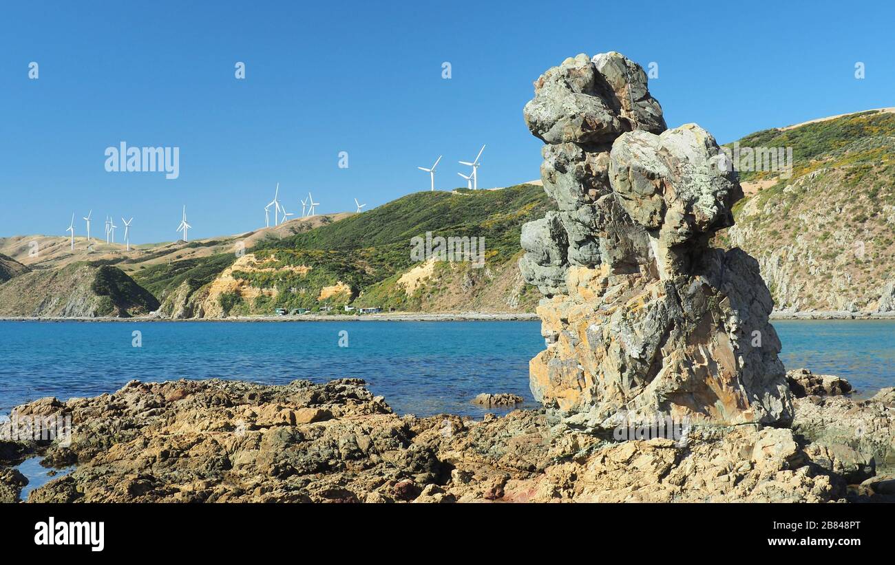 À Makara, sur la côte sud de Wellington (NZ), en regardant de l'autre côté de la baie à West Wind turbines Banque D'Images