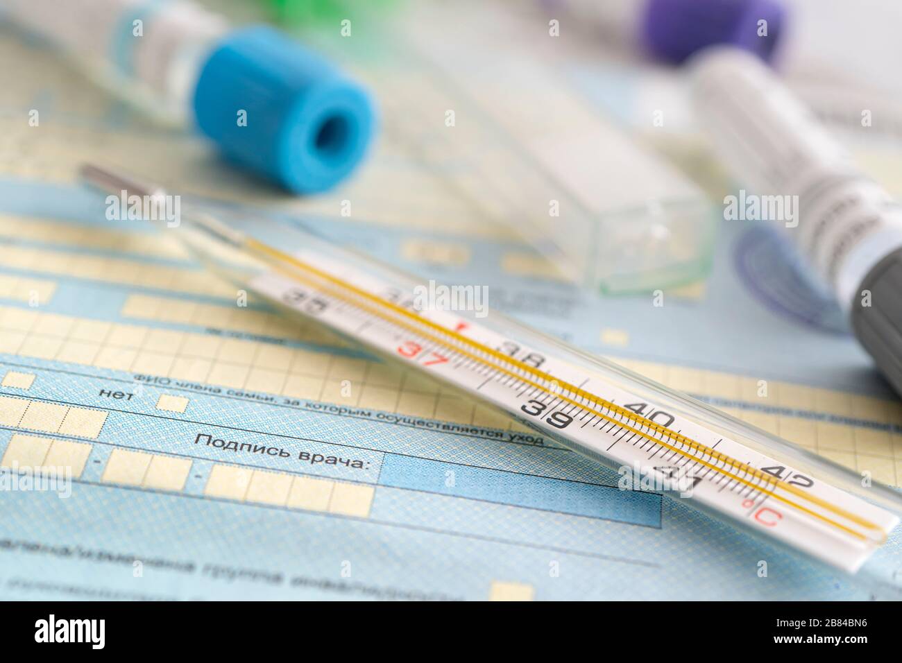 Le thermomètre est sur la liste des malades - un document sur l'invalidité temporaire. Santé en Russie. TRADUCTION DU RUSSE : signature du médecin, F Banque D'Images