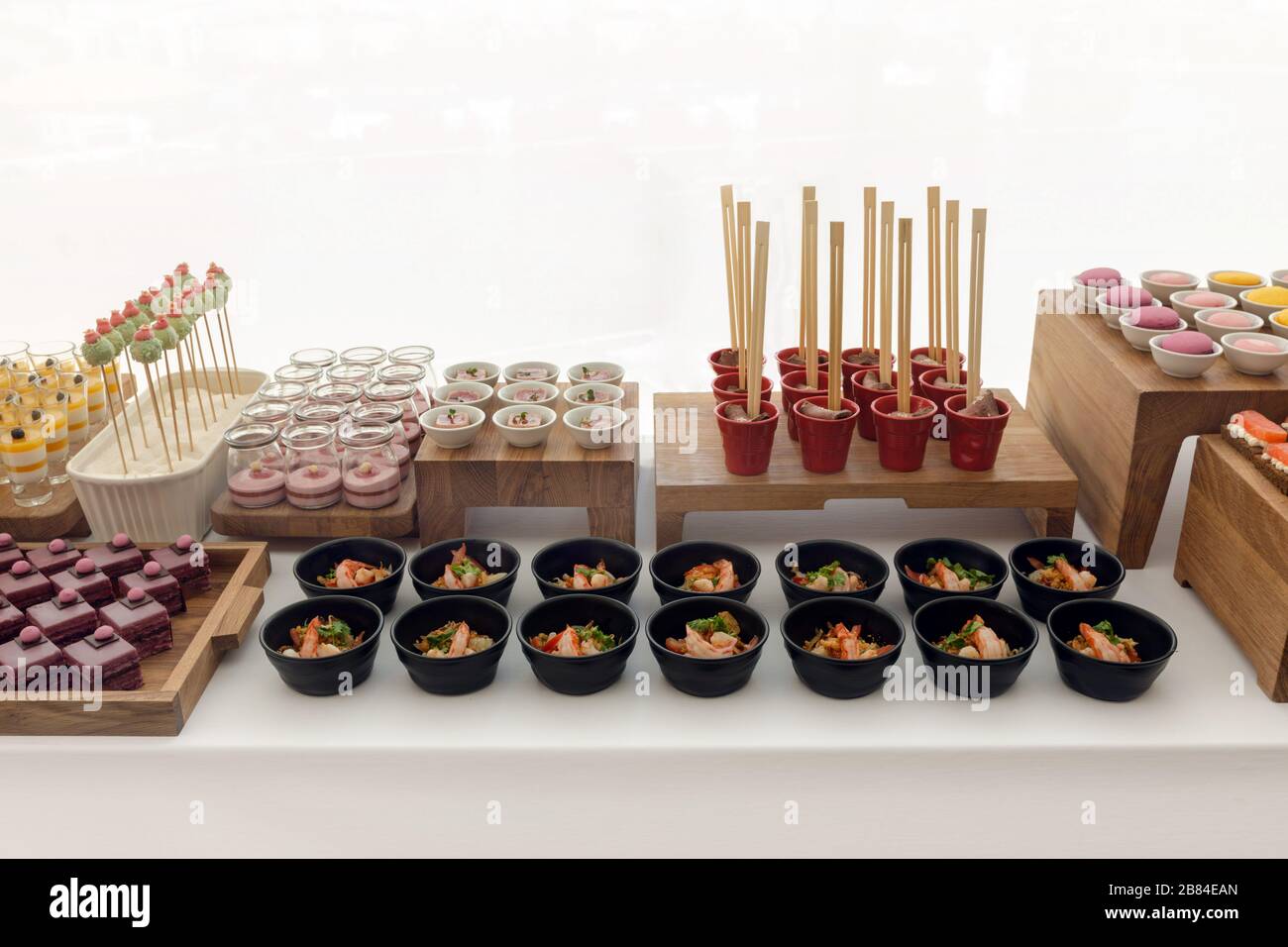 Élégant buffet de desserts coloré avec divers bonbons Banque D'Images