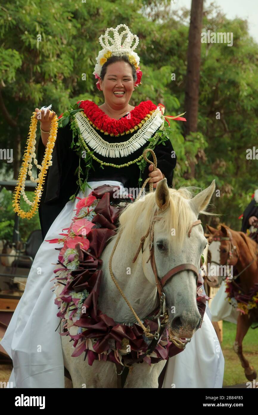 Lihue, Kauai, Hawaii / USA - 9 juin 2018: A Pa'u Princess, représentant une île hawaïenne, se déplace sur un cheval à la parade annuelle du roi Kamehameha. Banque D'Images