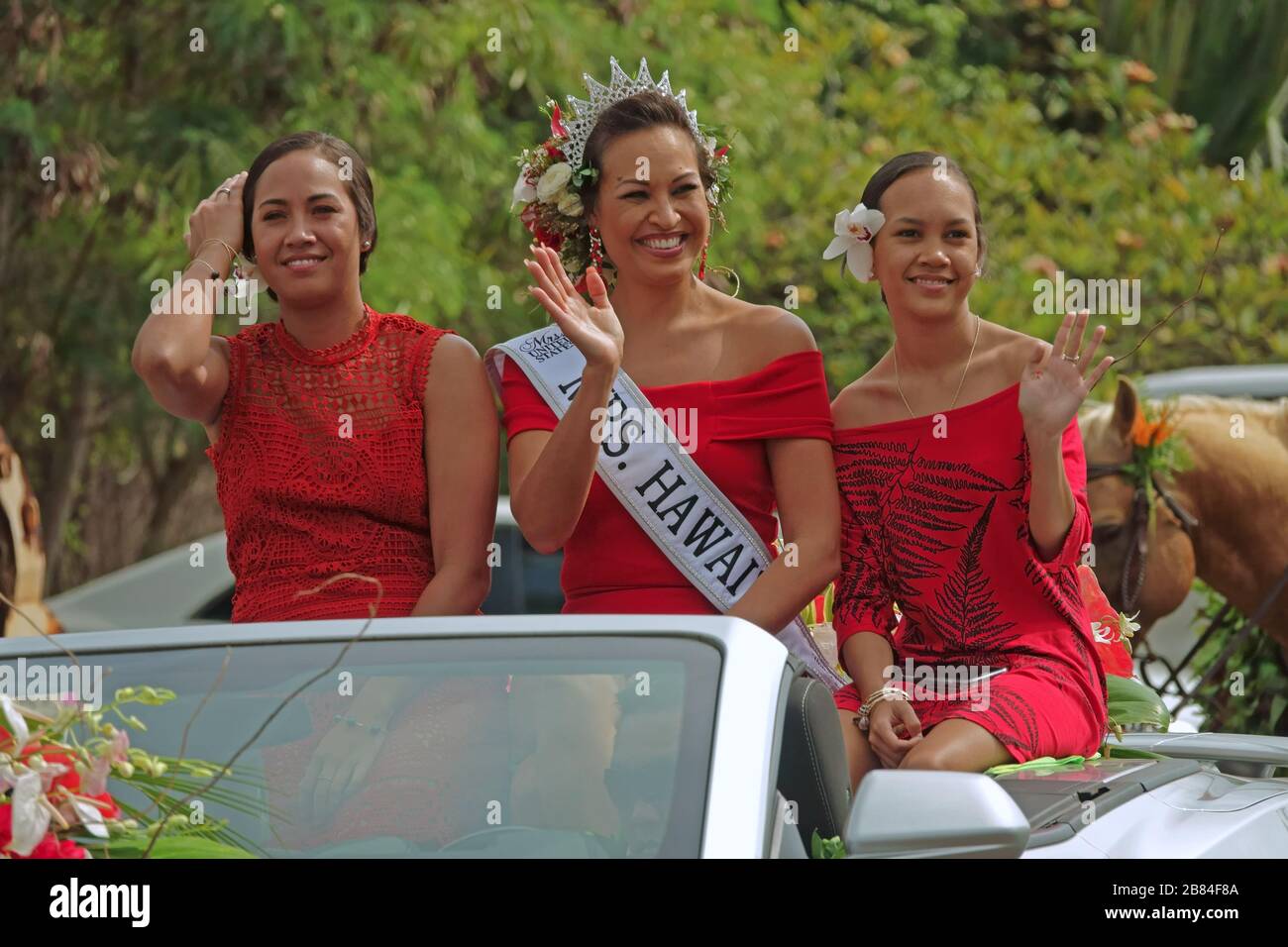 Lihue, Kauai, Hawaii / USA - 9 juin 2018: Mme Hawaii, Shannon Arruda Daliva (centre), se déplace dans un convertible dans la parade de la journée du roi Kamehameha. Banque D'Images