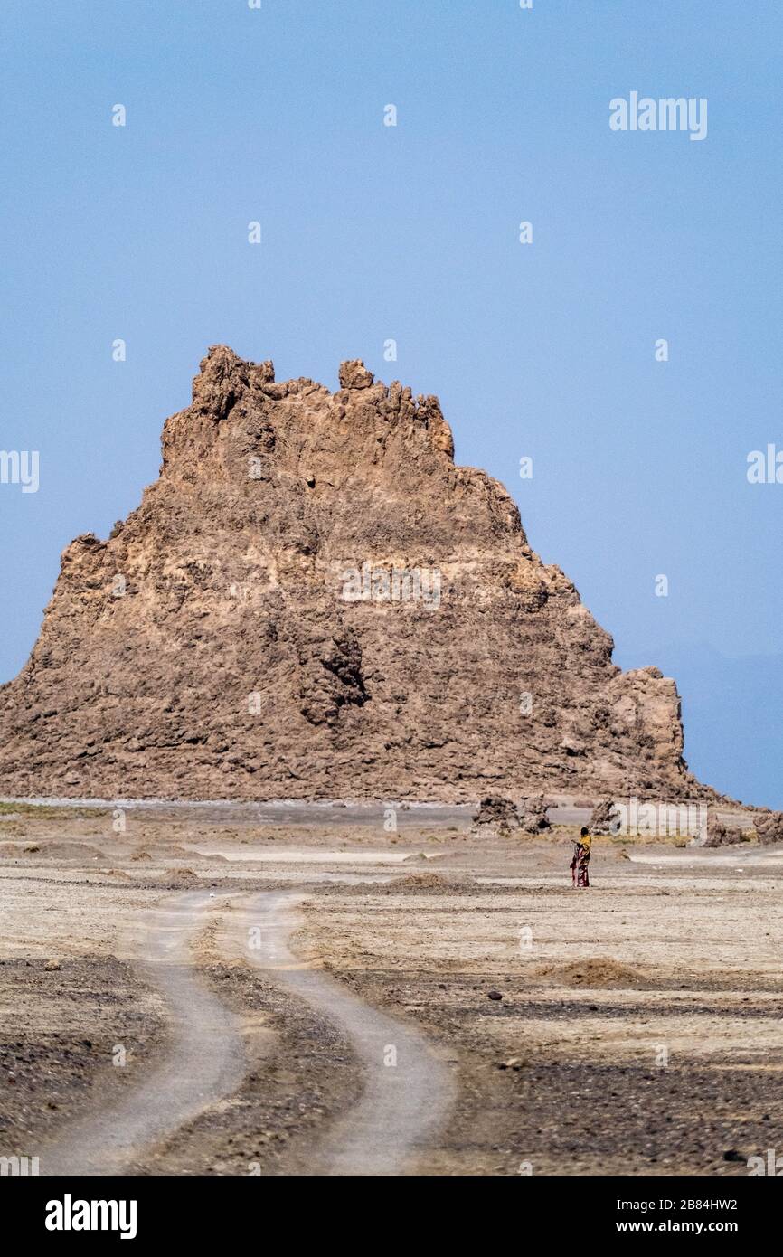 Afrique, Djibouti, Lac Abbe. Vue sur le paysage du lac Abbe. Deux personnes deux personnes sont debout sur une formation de roche Banque D'Images