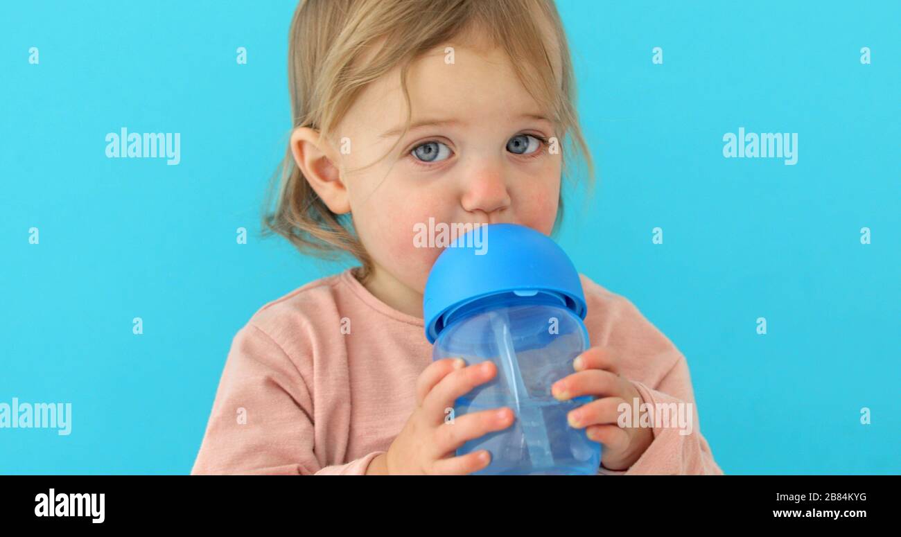 Un enfant boit de l'eau à partir d'une bouteille Banque D'Images