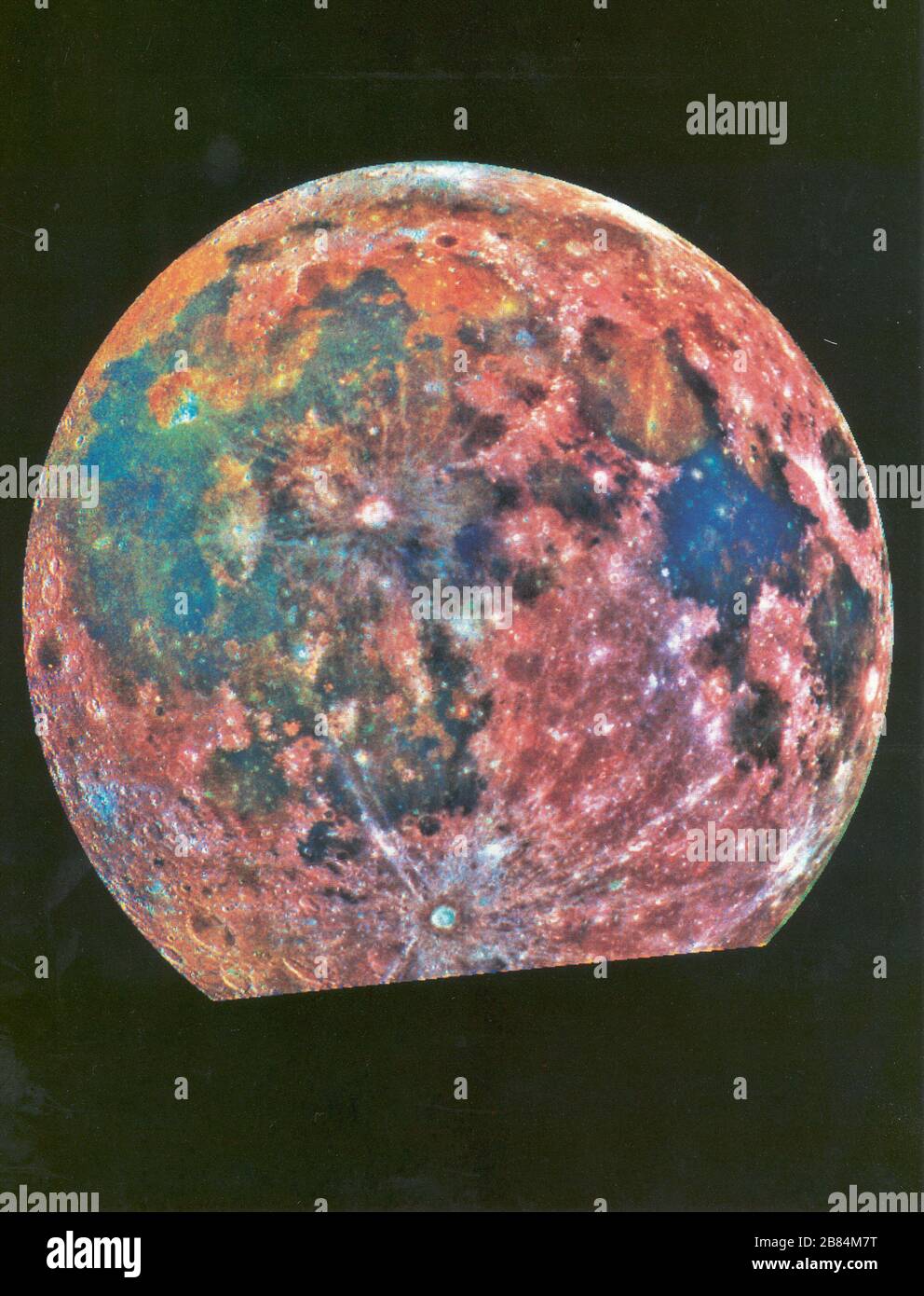 Cette fausse-photo en couleur est un composite de 15 images de la Lune  prises à travers trois filtres de couleur par le satellites Galileo système  d'imagerie à l'état solide pendant l'spationefs passage